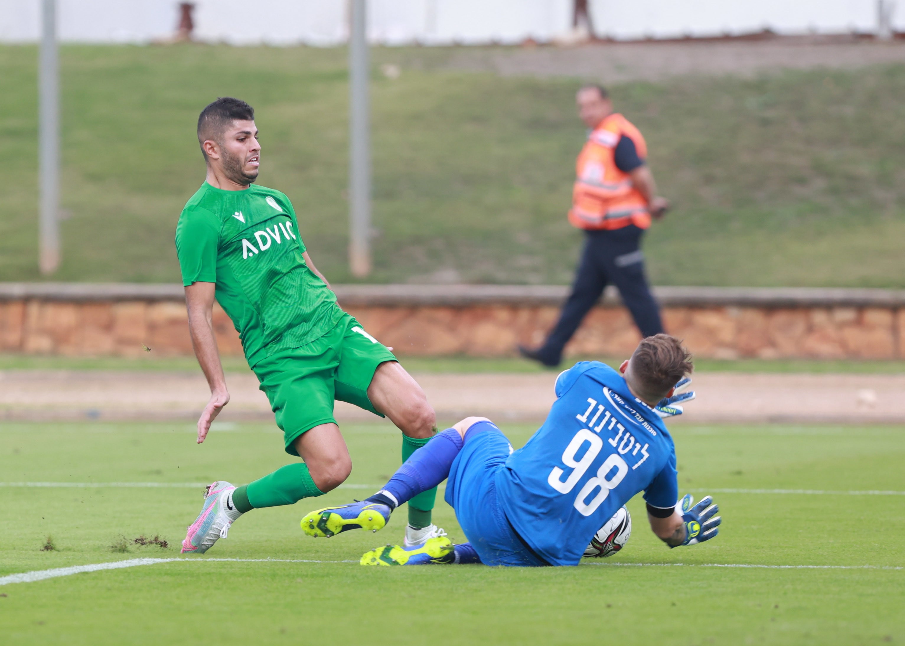 שחקן הפועל כפר סבא גיל יצחק מול שוער הפועל אום אל פאחם תומר ליטבינוב