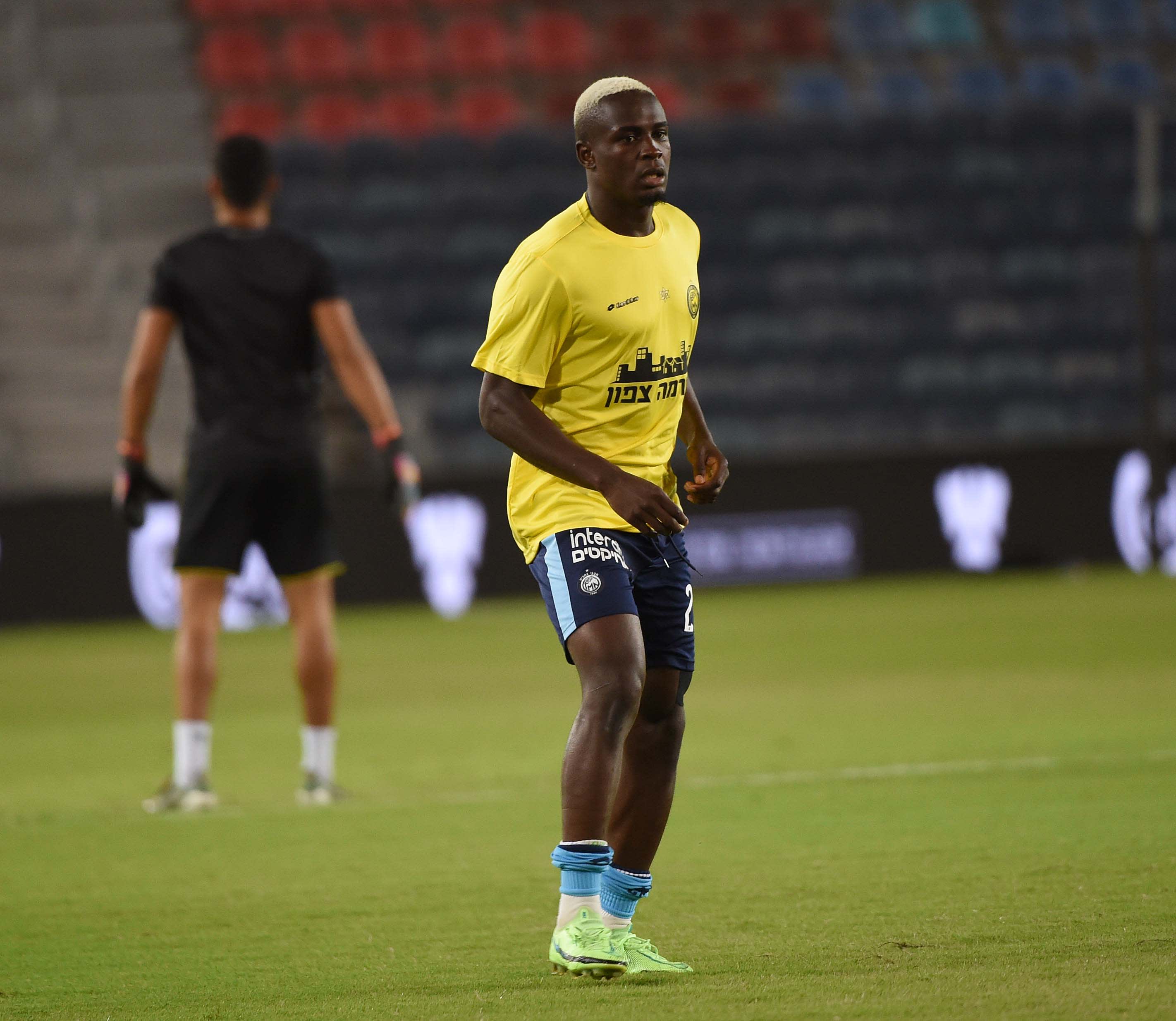 בוריס אנו שחקן מכבי נתניה בחימום