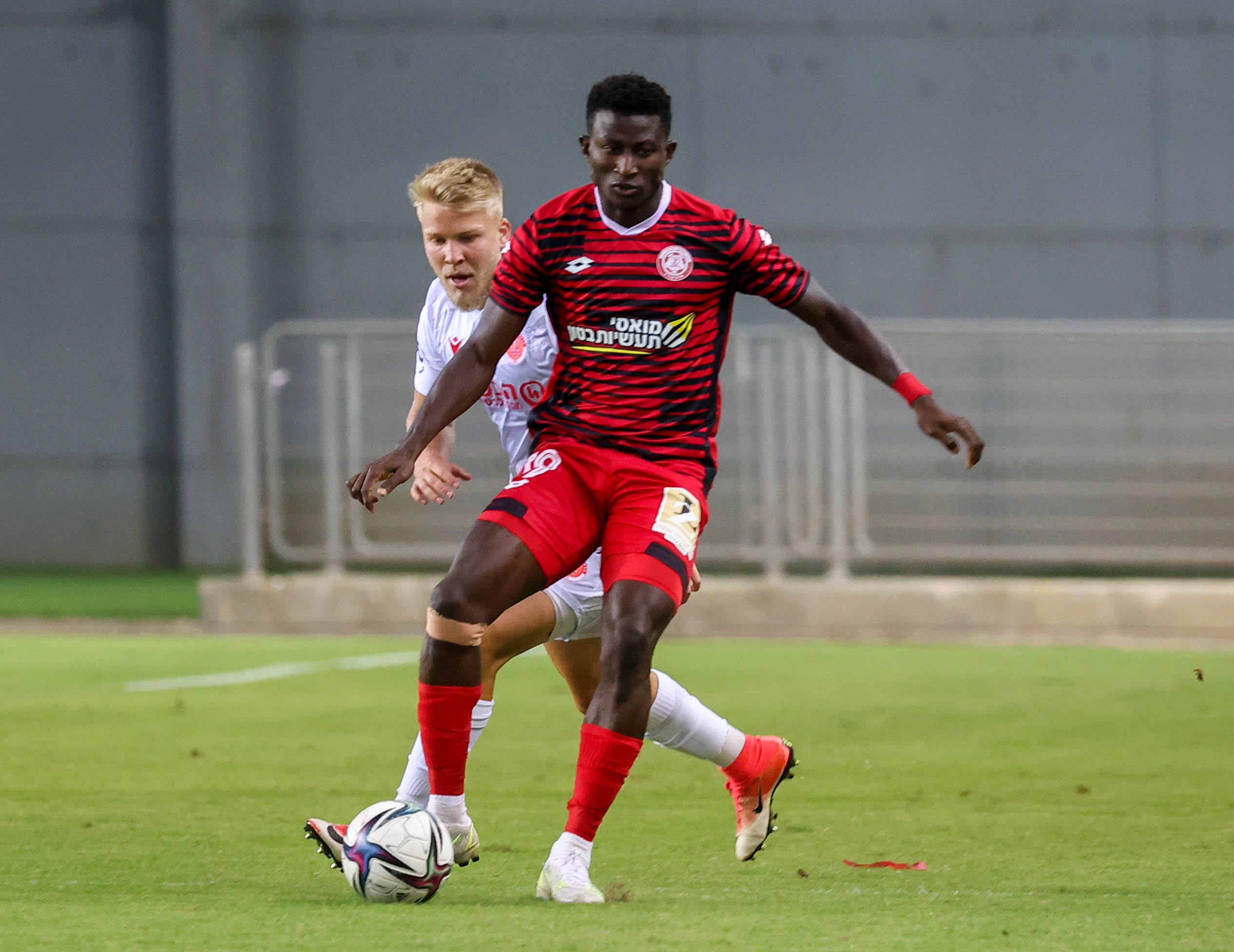 שחקן הפועל חדרה מוחמד אוסמן, לפני יואב הופמייסטר, הפועל תל אביב