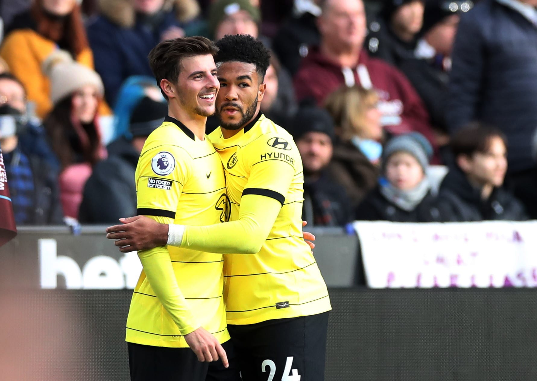 שחקן צ'לסי מייסון מאונט חוגג עם ריס ג'יימס