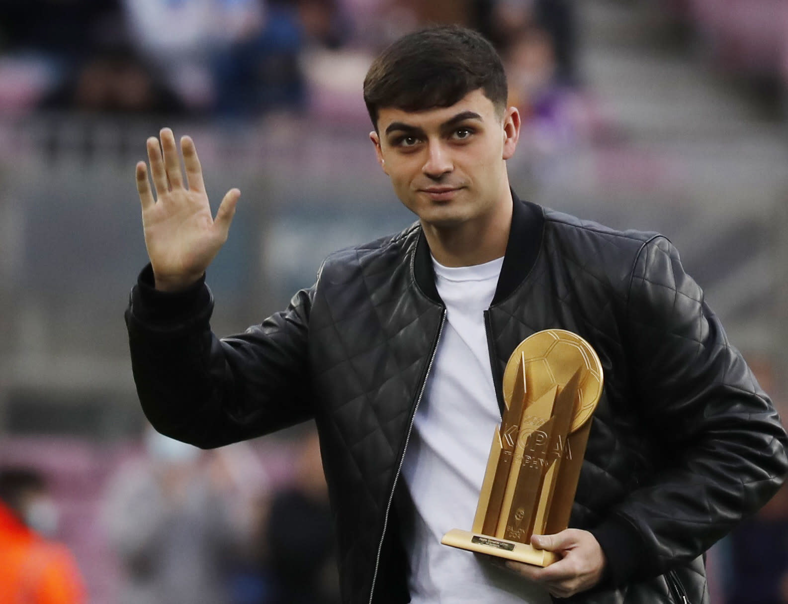 פדרי שחקן ברצלונה מציג את פרס קופה לשחקן הצעיר של השנה