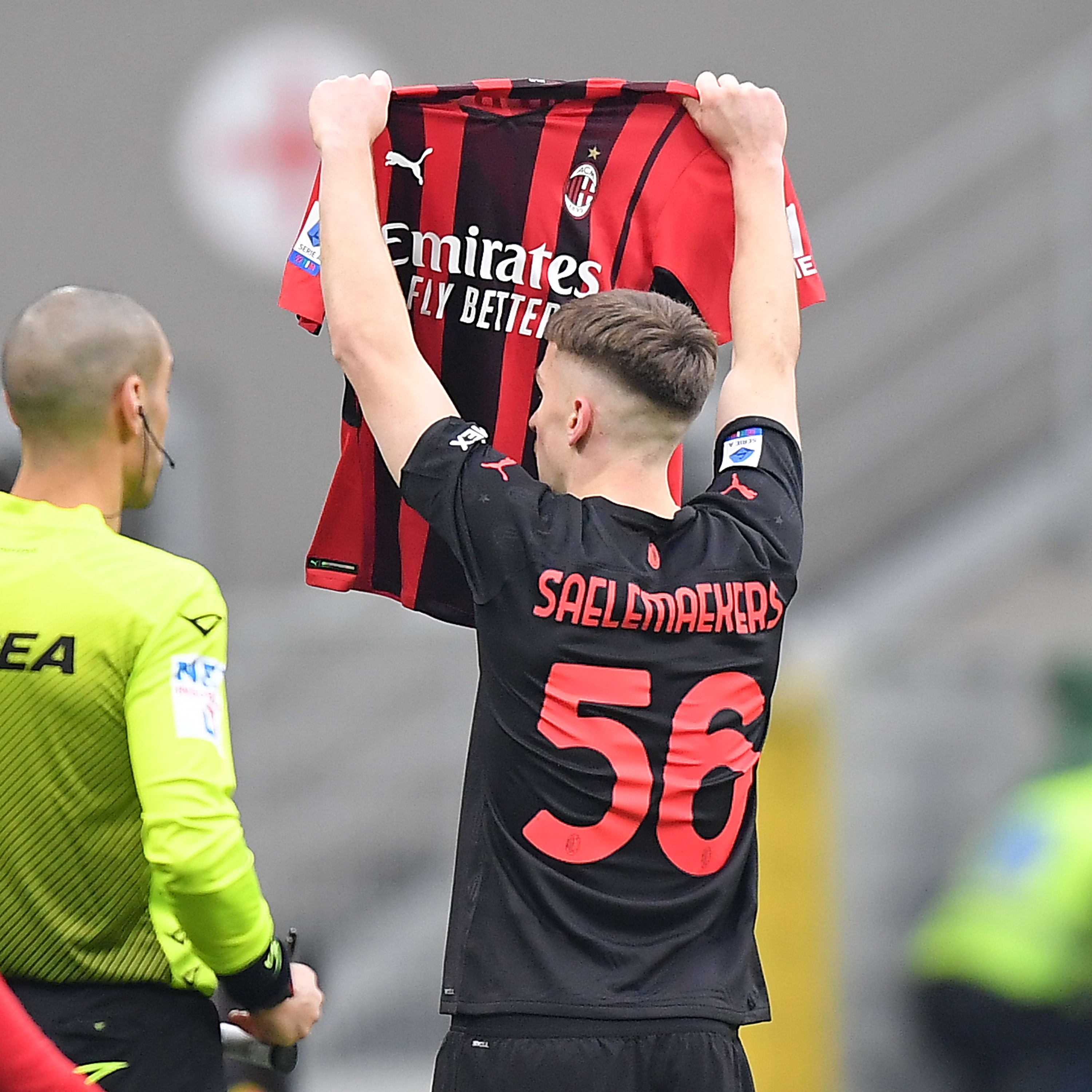 אלכסיס סאלמאקרס שחקן מילאן מציג את חולצתו של סימון קיאר הפצוע