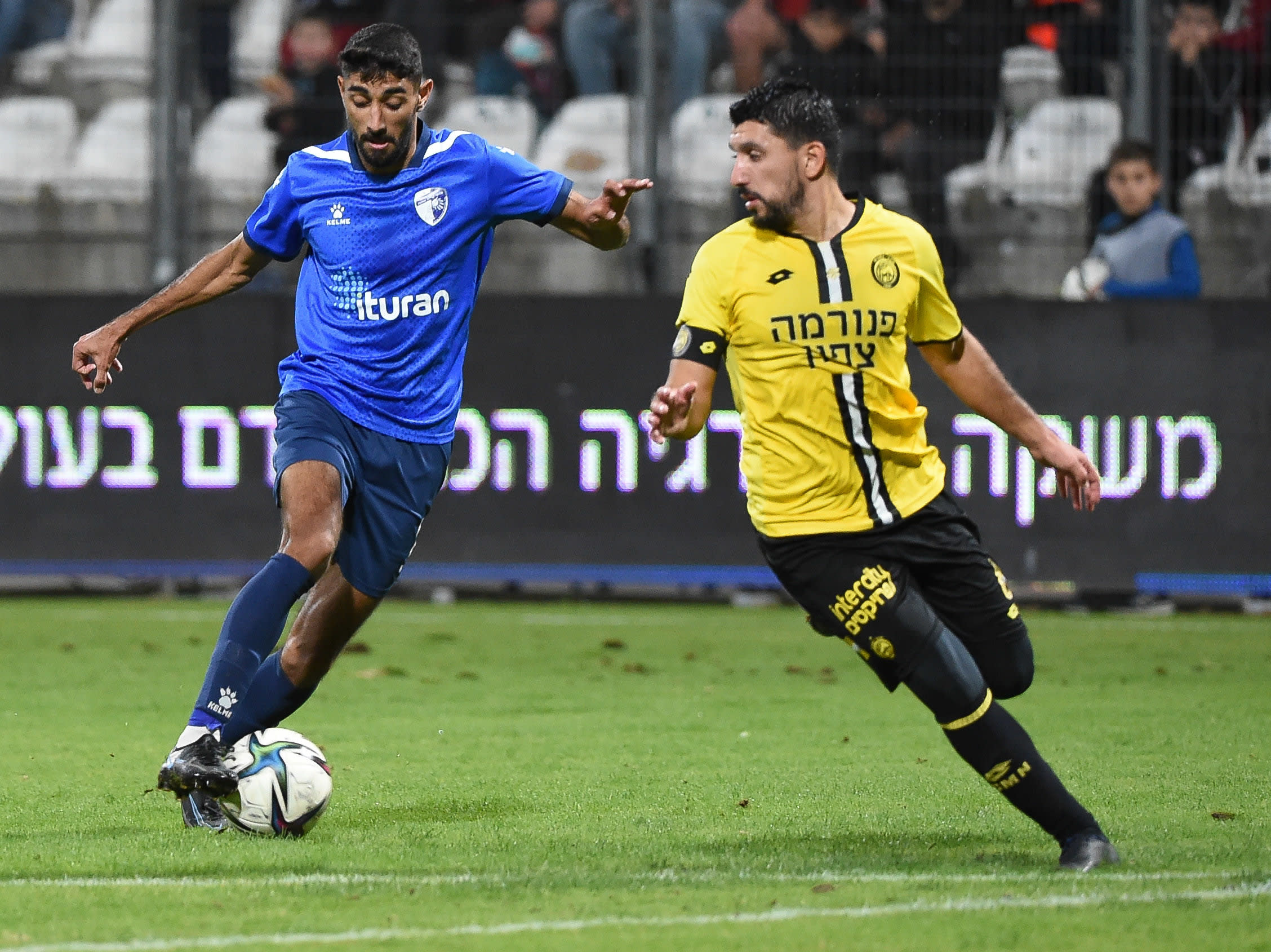 שחקן עירוני קרית שמונה ידין לוגסי, מול שחקן מכבי נתניה, אלמוג כהן