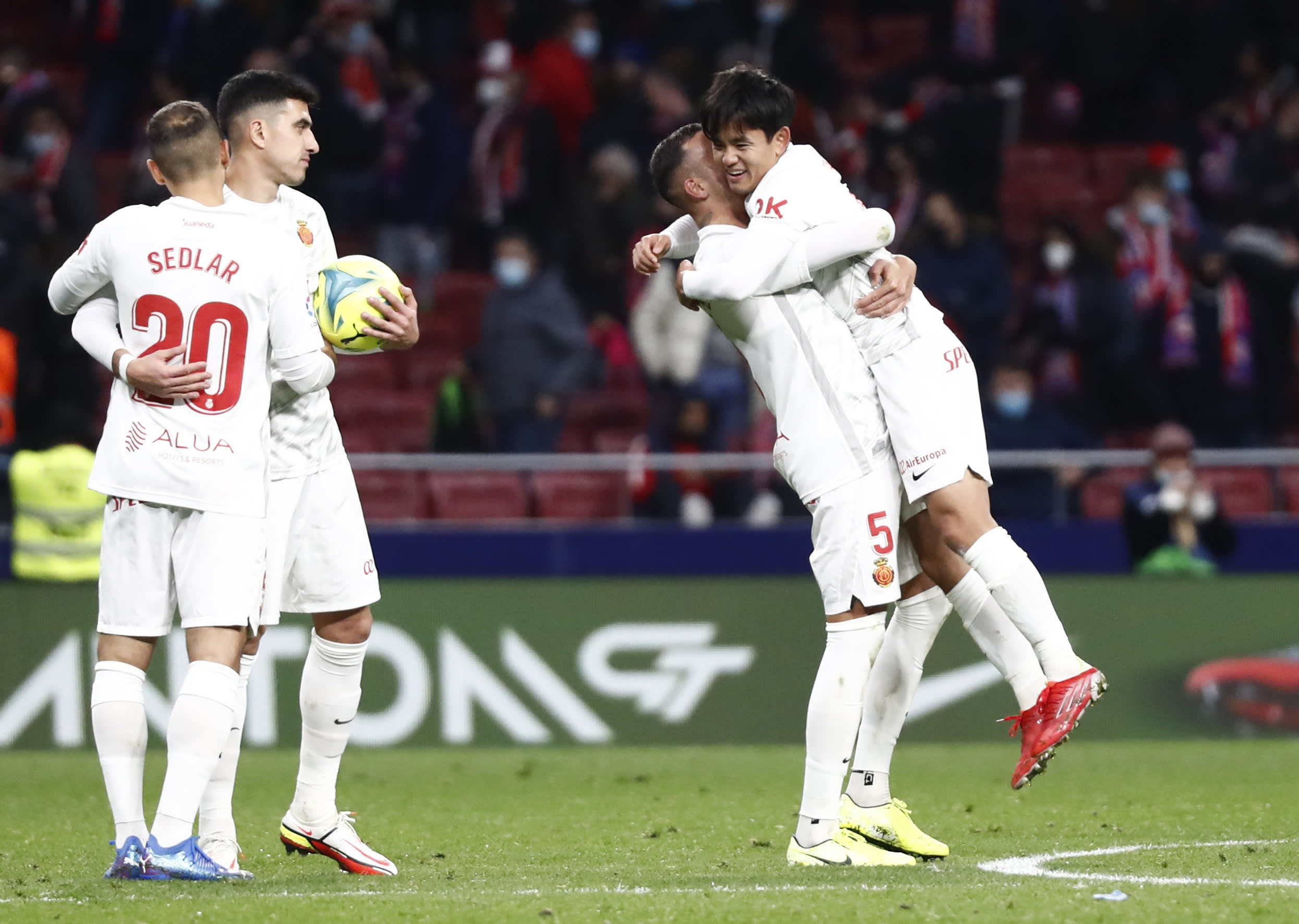 שחקני מאיורקה חוגגים עם טאקפוסה קובו