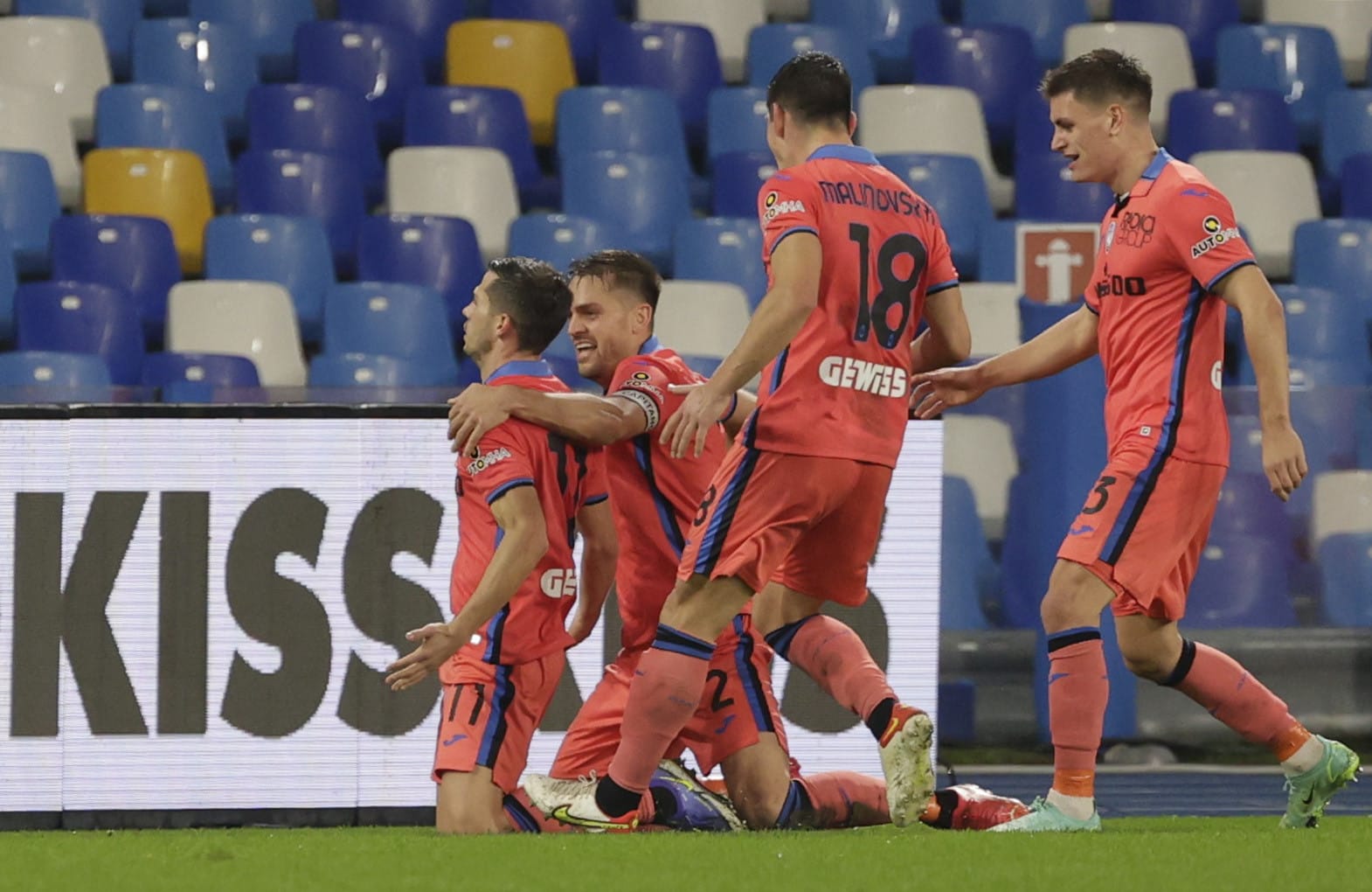 שחקני אטאלנטה חוגגים עם רמו פרוילר