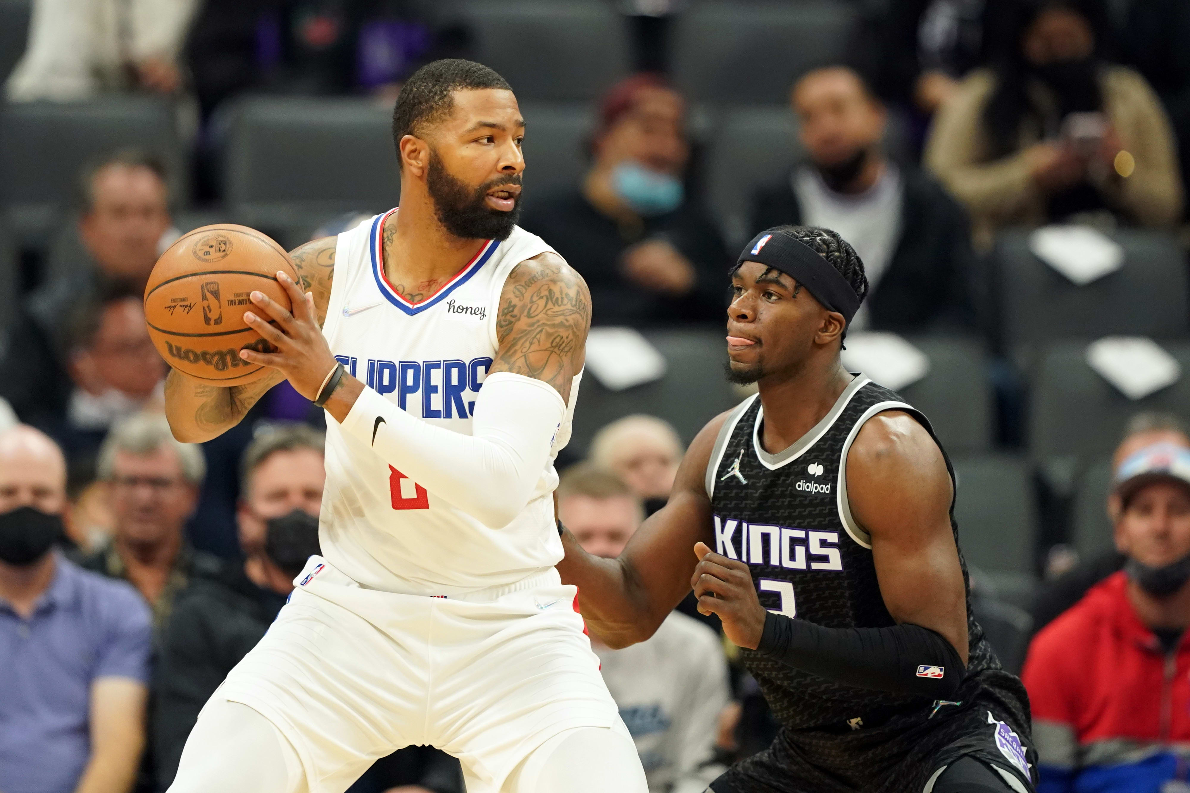 שחקן סקרמנטו קינגס טרנס דייויס מול שחקן לוס אנג'לס קליפרס פול ג'ורג'