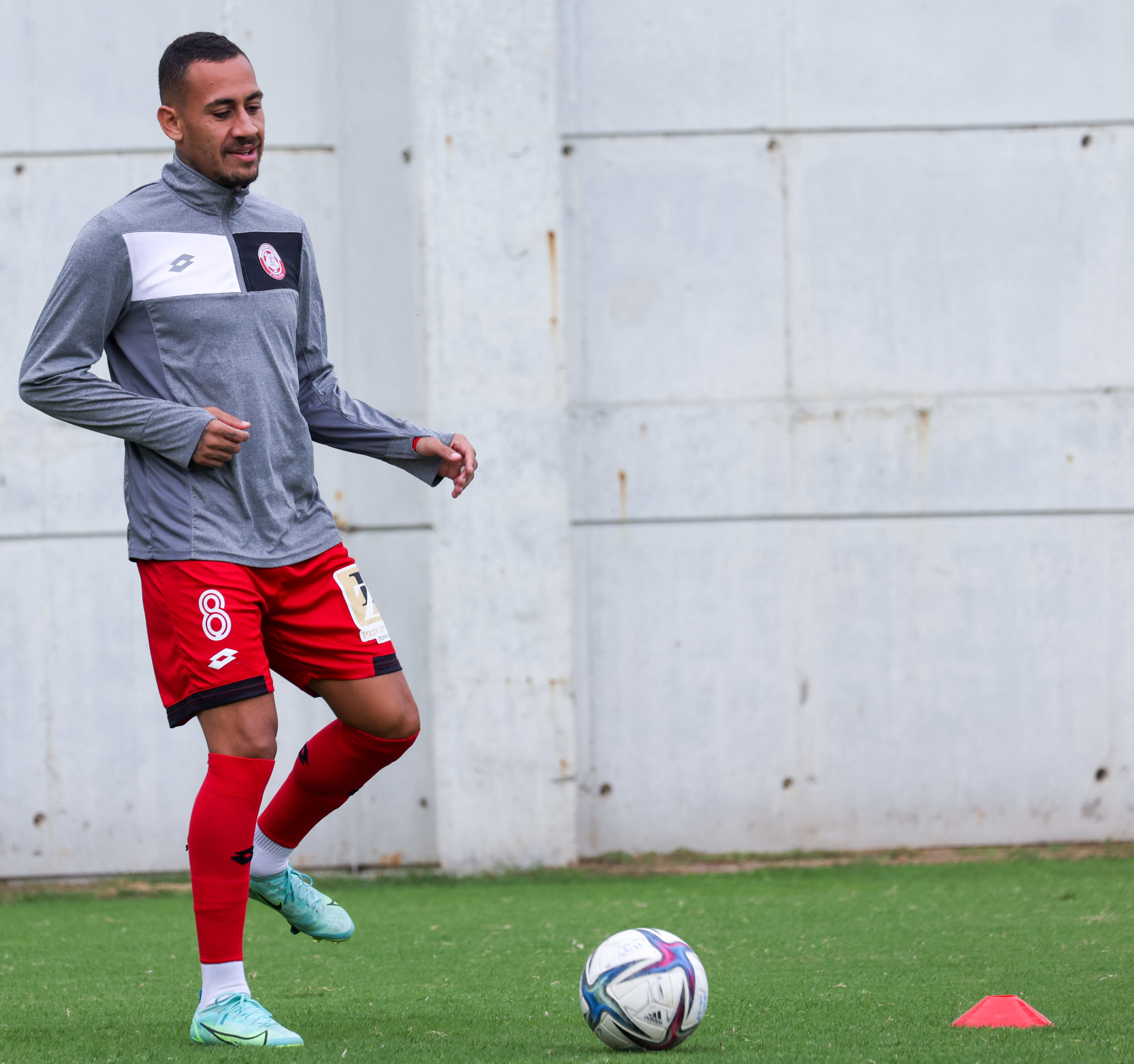 גוסטבו מרמנטיני שחקן הפועל חדרה בחימום