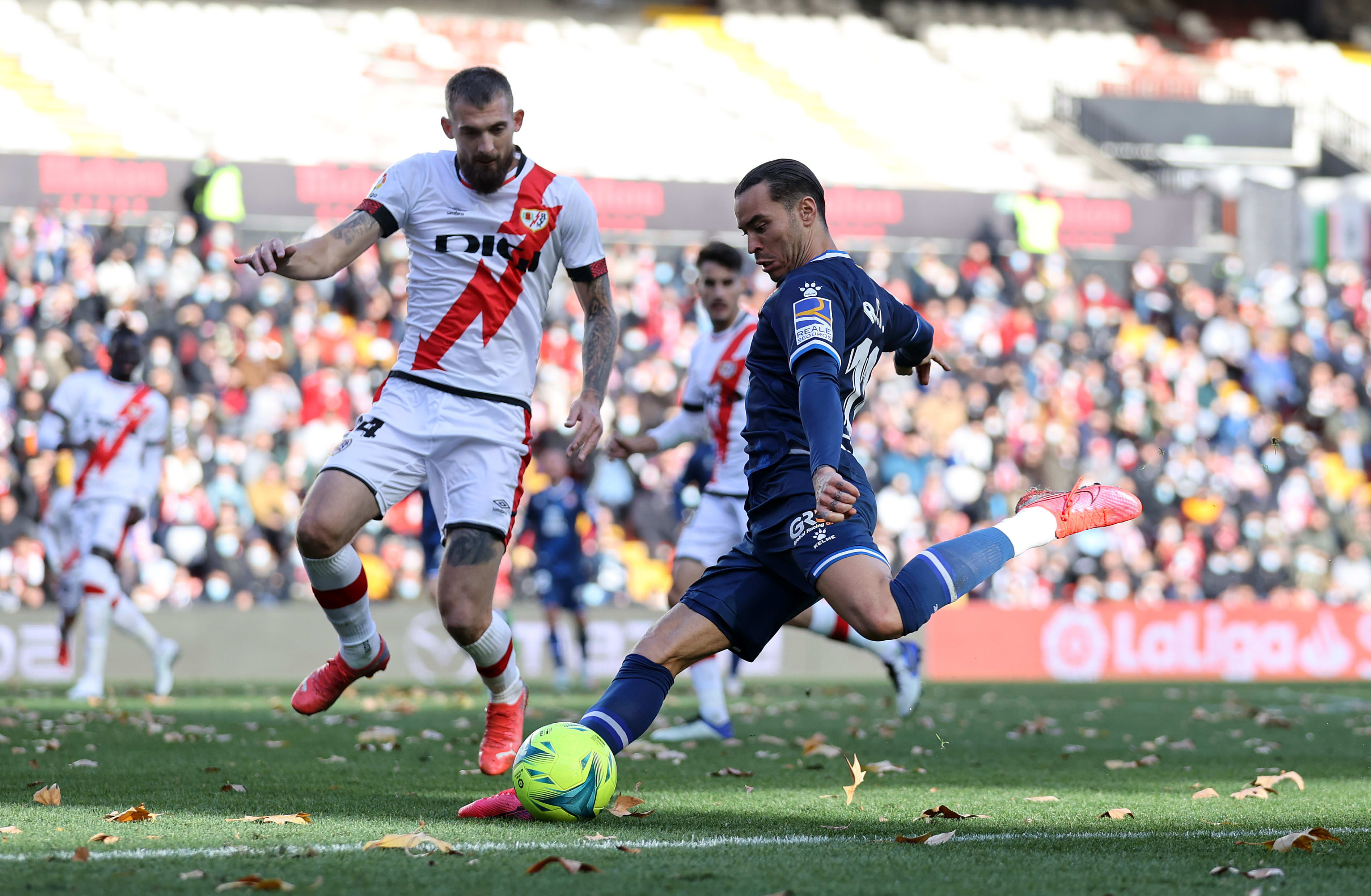 ראול דה תומאס שחקן אספניול מול אסטבן סאבליץ' שחקן ראיו וייקאנו