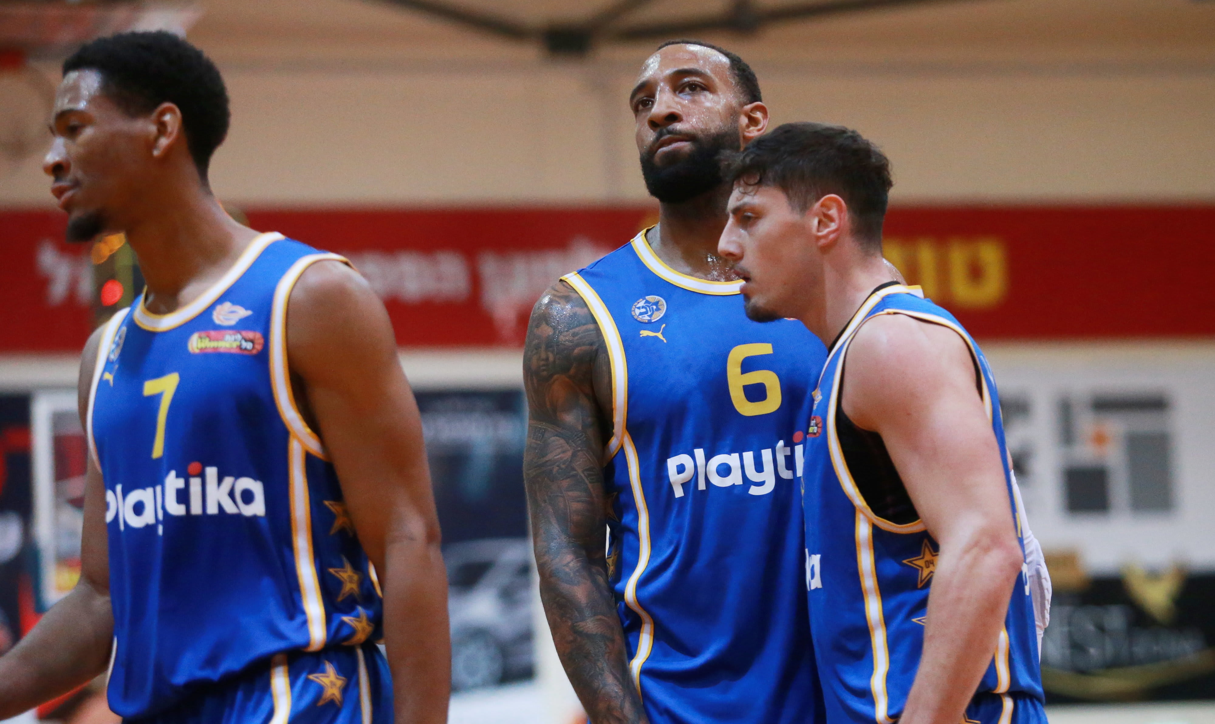 יפתח זיו שחקן מכבי תל אביב עם דרק וויליאמס