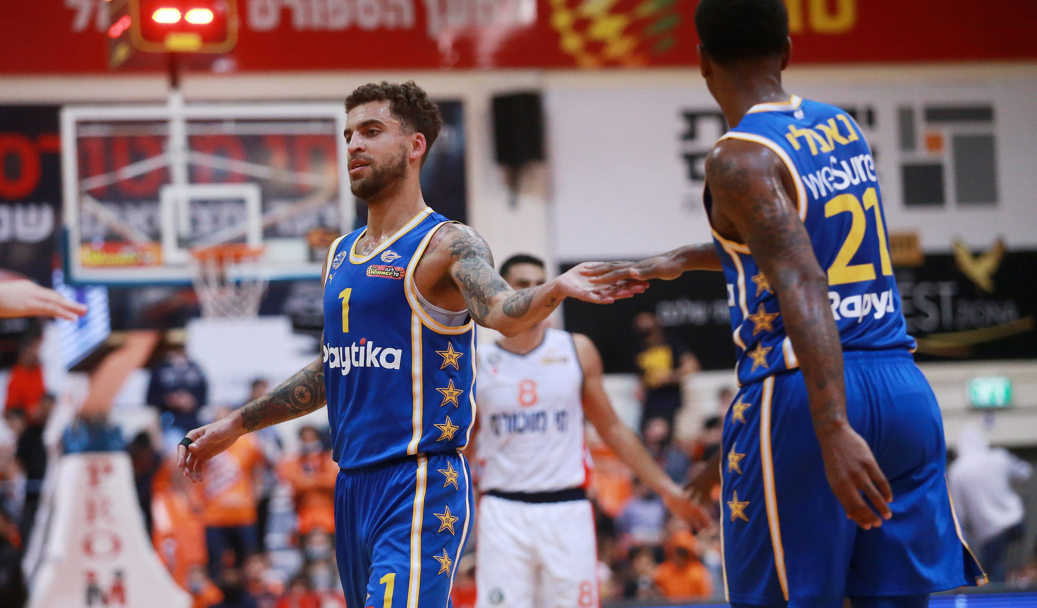 סקוטי ווילבקין שחקן מכבי תל אביב עם ג'יימס נאנלי