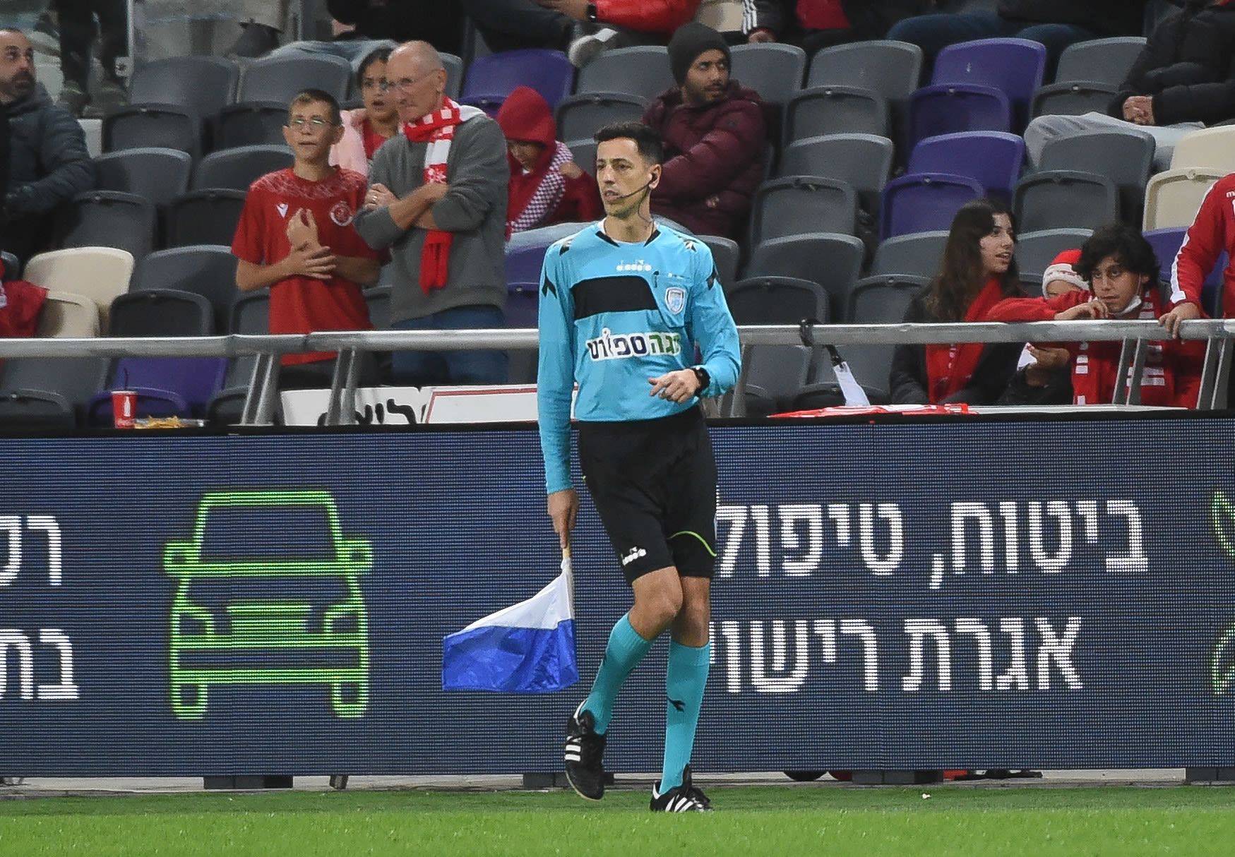 דגל הקוון המאולתר במשחק של הפועת תל אביב מול הפועל ירושלים