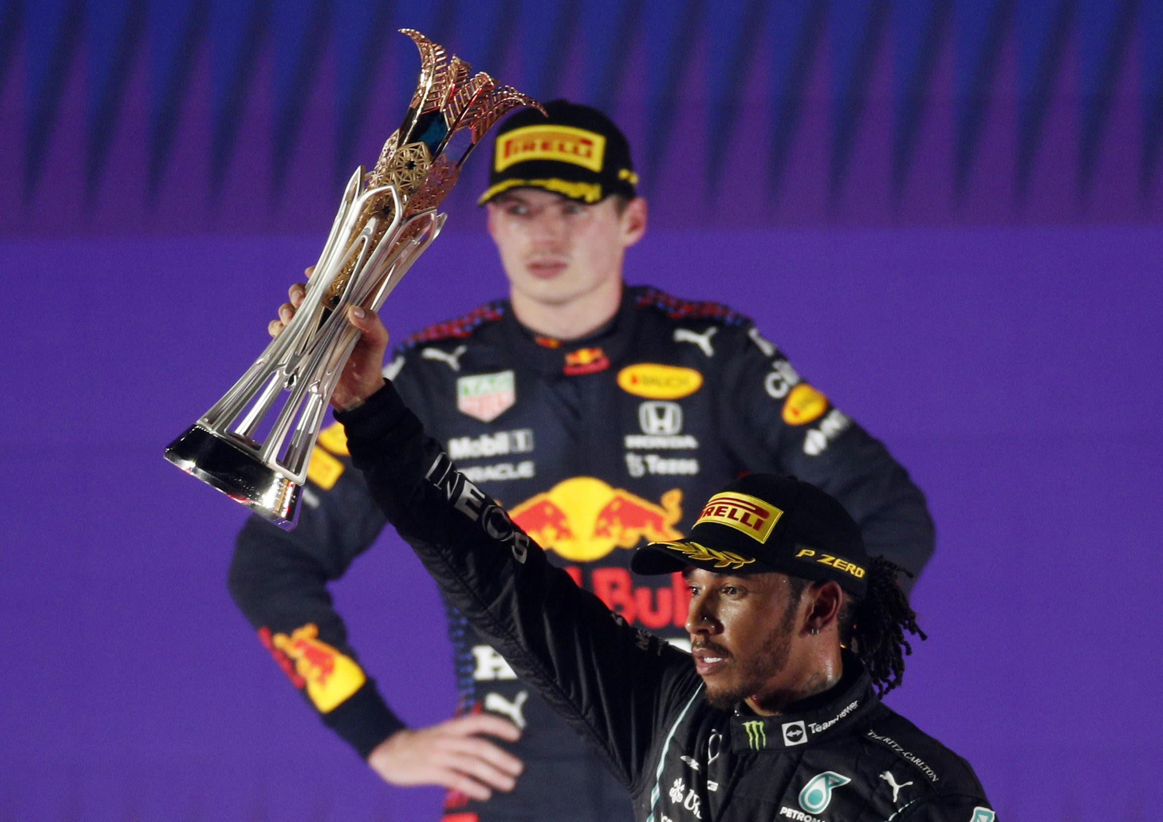 לואיס המילטון נהג קבוצת מרצדס, מאחוריו מקס ורשטאפן נהג קבוצת רד בול, פורמולה 1