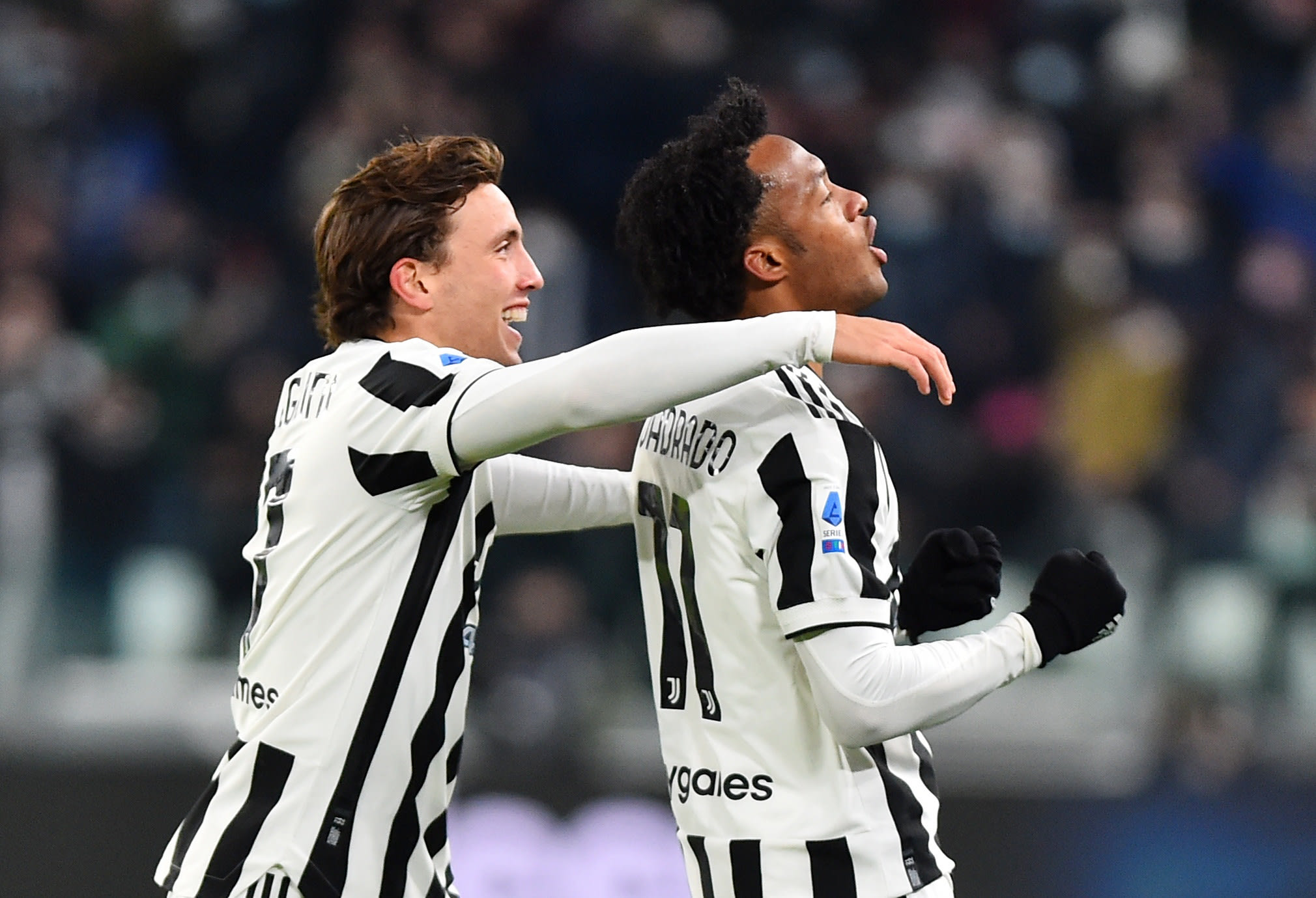 חואן קואדרדו שחקן יובנטוס חוגג, מאחוריו לוקה פלגריני