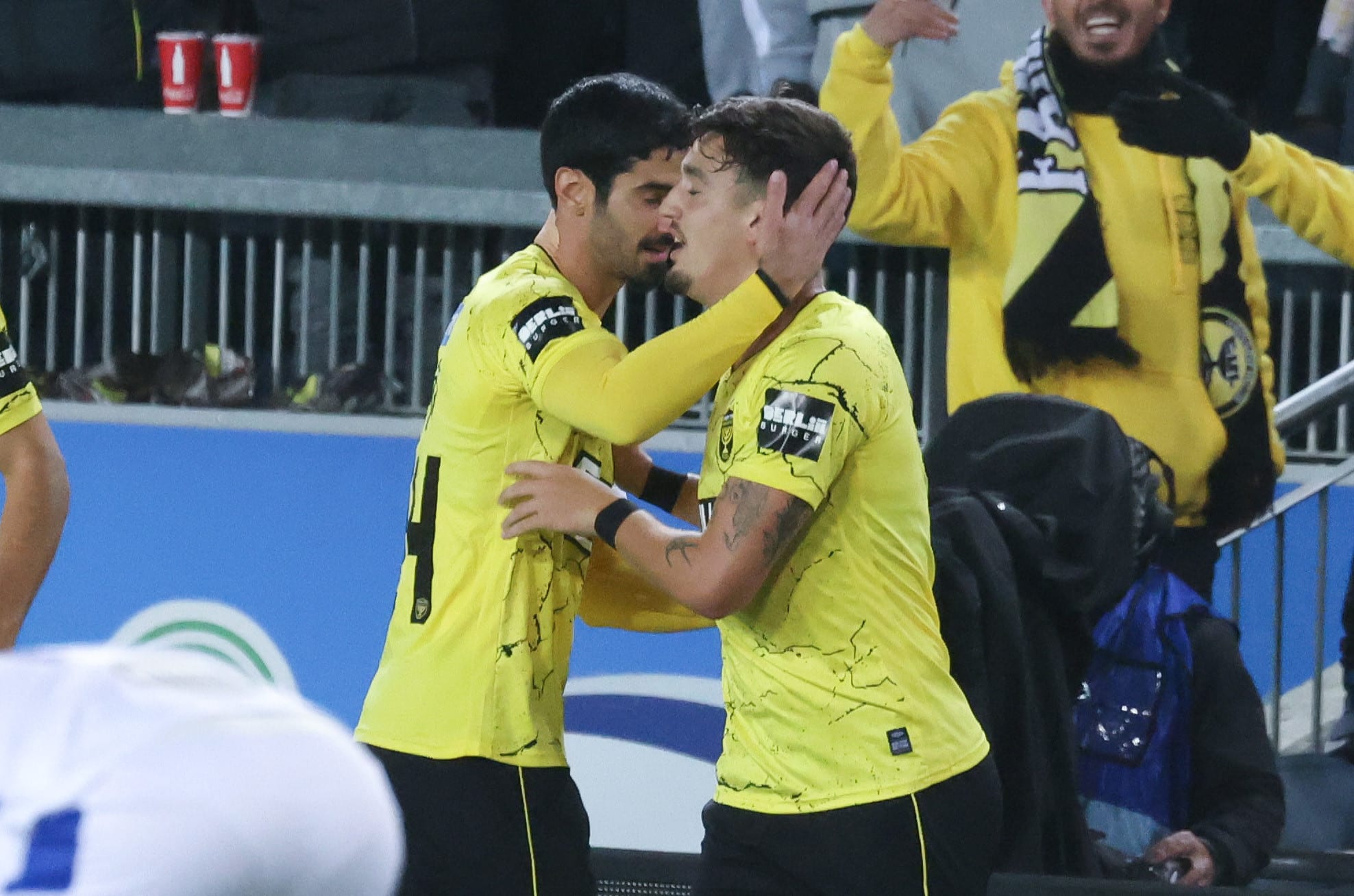 ירדן שועה שחקן בית"ר ירושלים עם אופיר קריאף