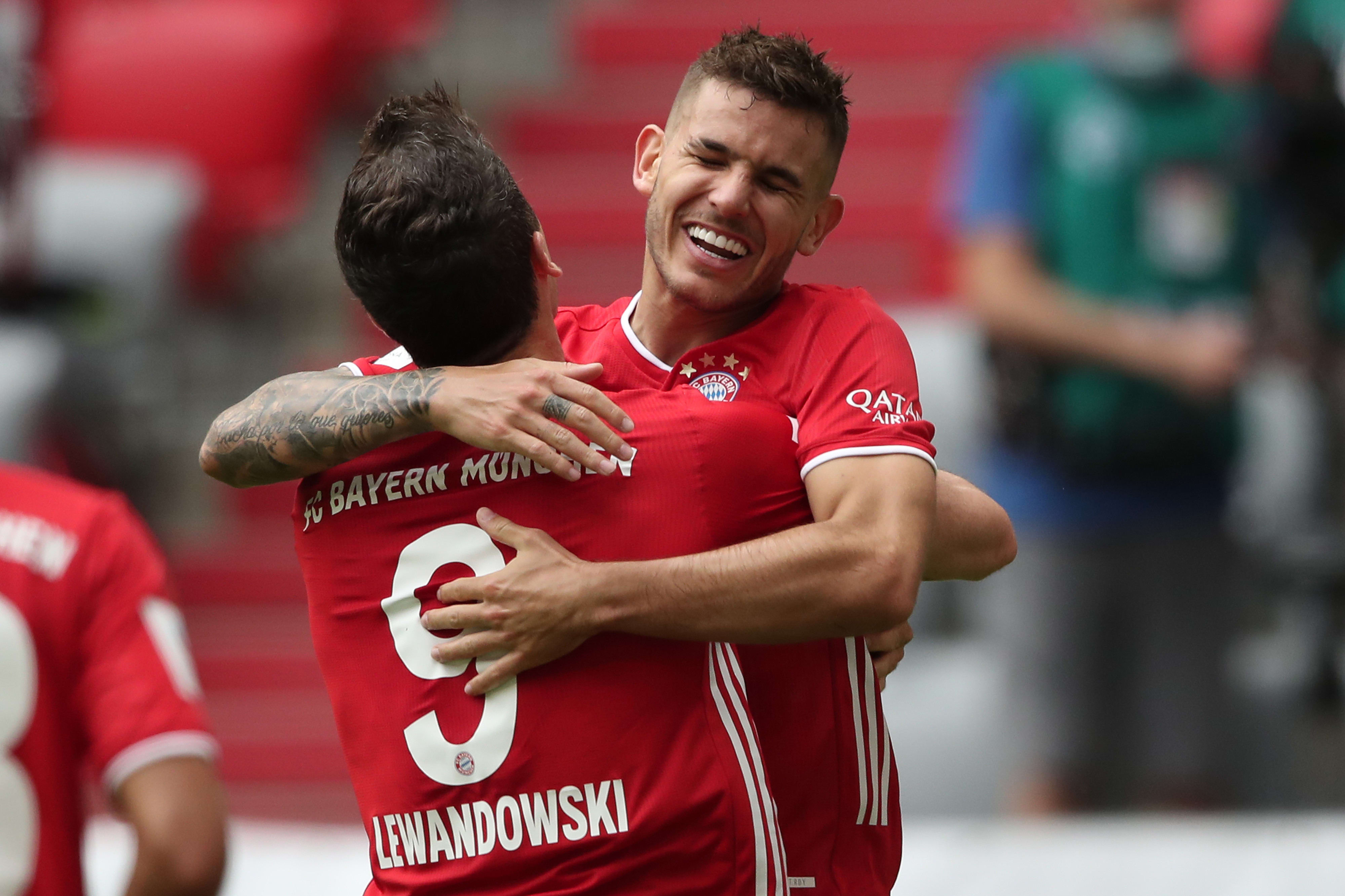 לוקאס הרננדז שחקן באיירן מינכן עם רוברט לבנדובסקי