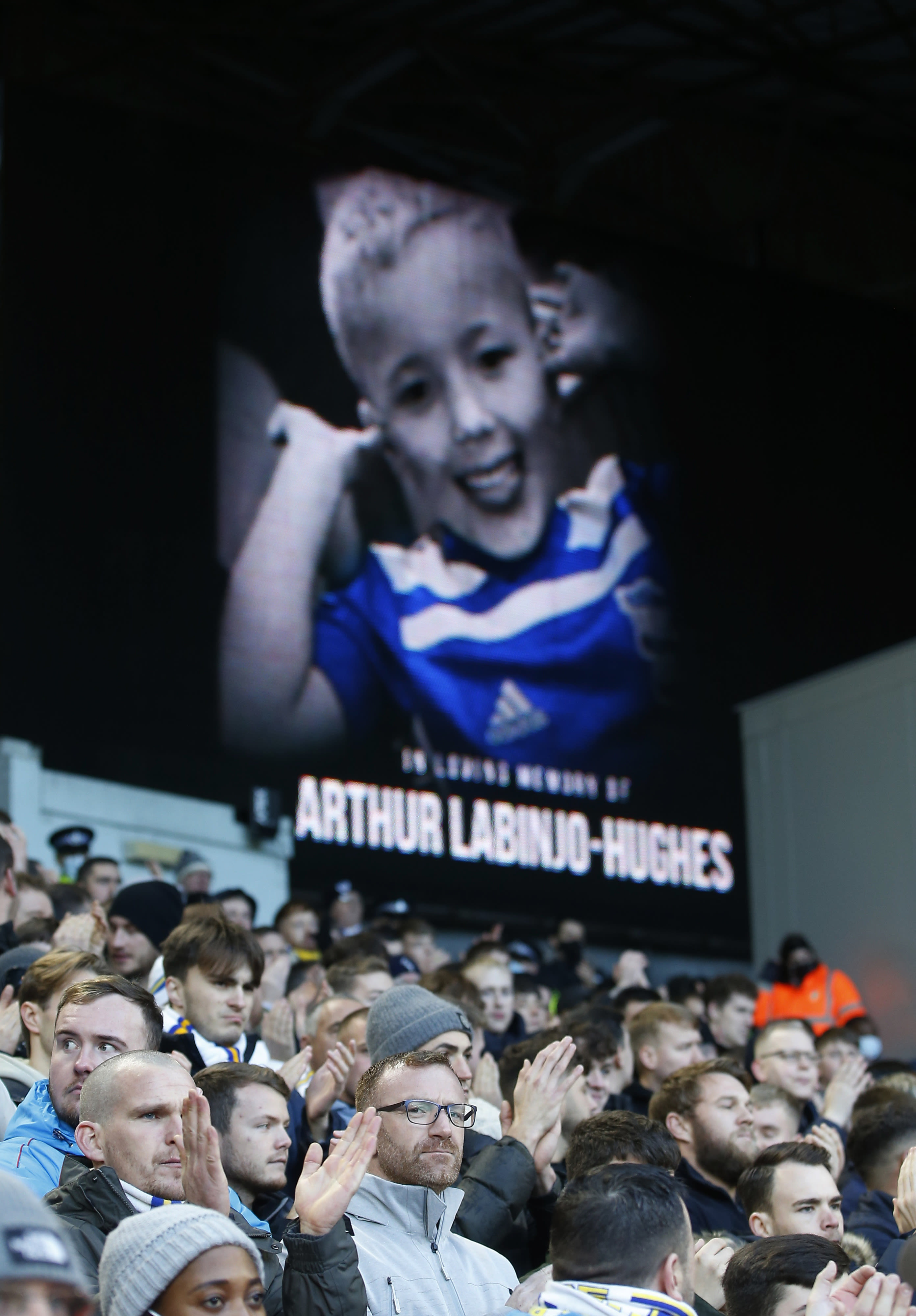 הכדורגל האנגלי במחוות לזכרו של הילד ארתור לביניו יוז