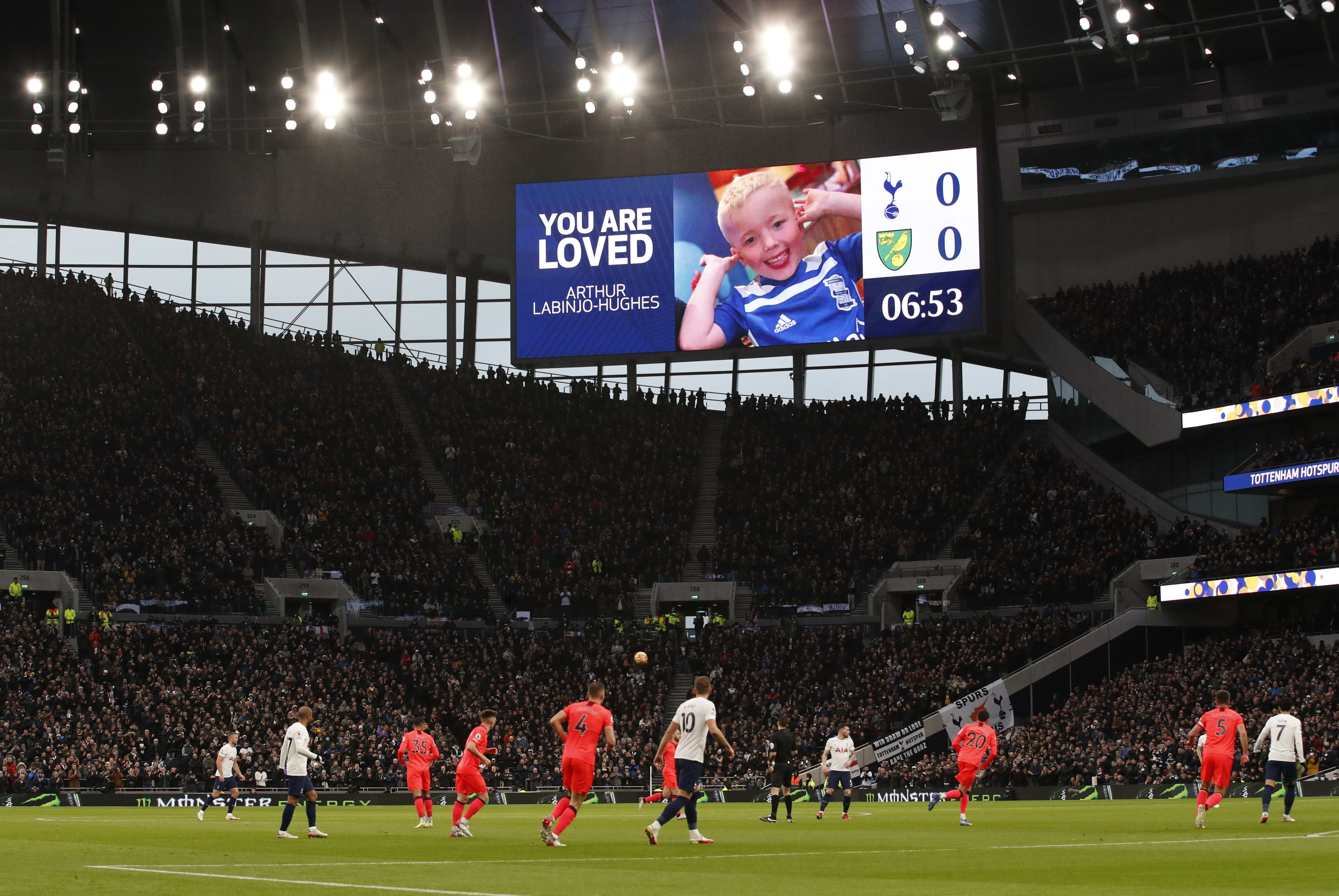 הכדורגל האנגלי במחוות לזכרו של הילד ארתור לביניו יוז