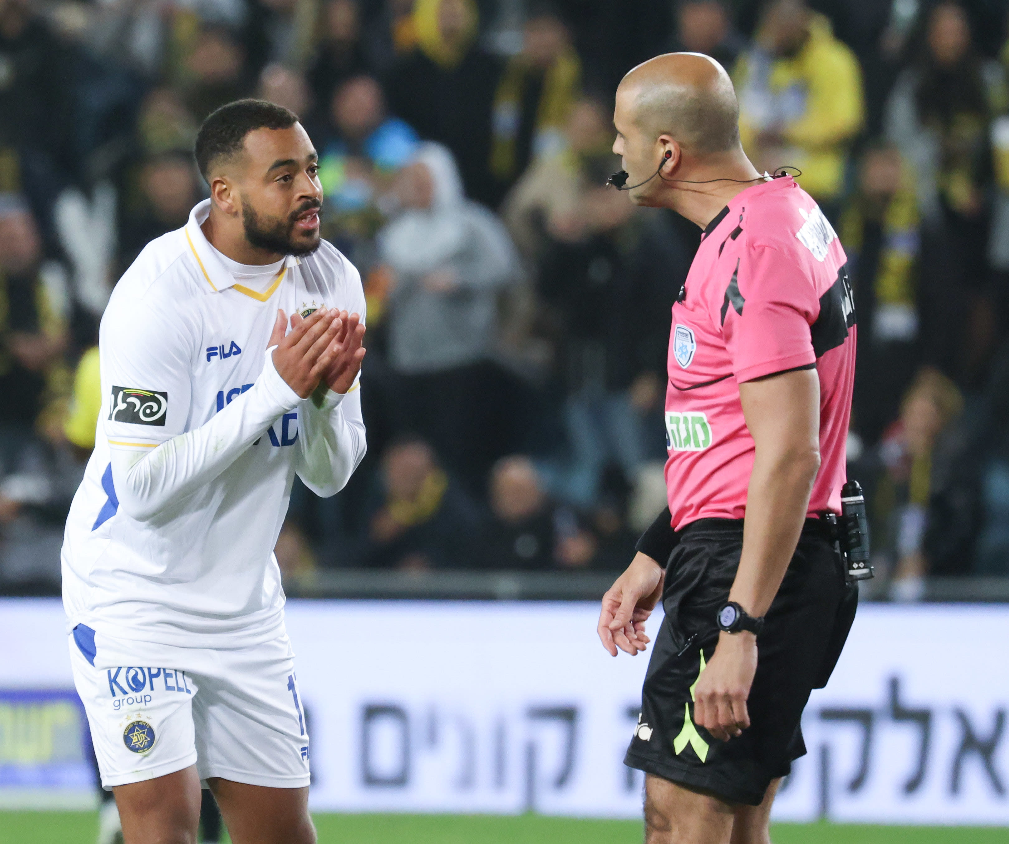 ברנדלי קובאס שחקן מכבי תל אביב עם השופט דניאל בר נתן