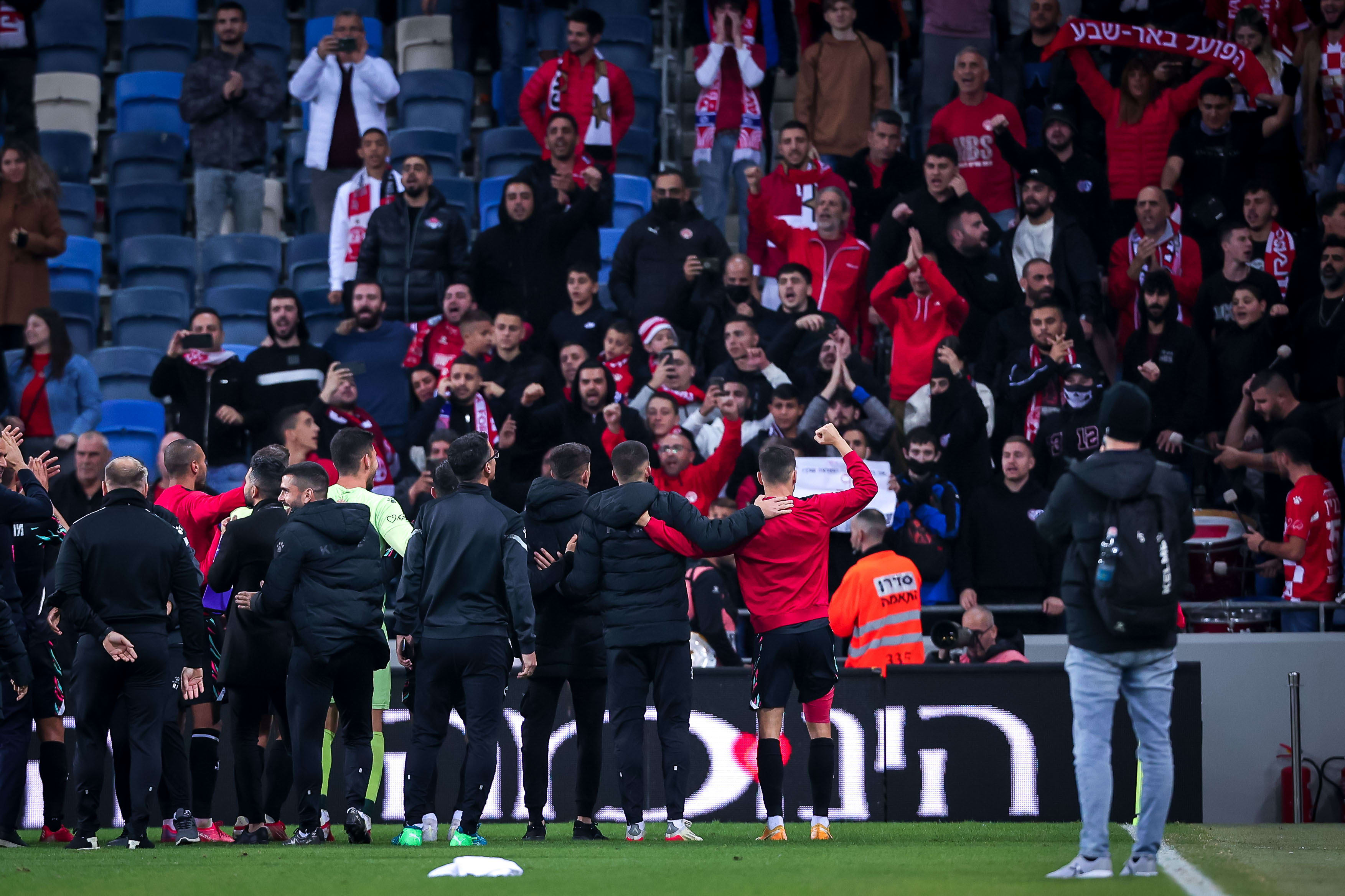 שחקני הפועל באר שבע מודים לקהל