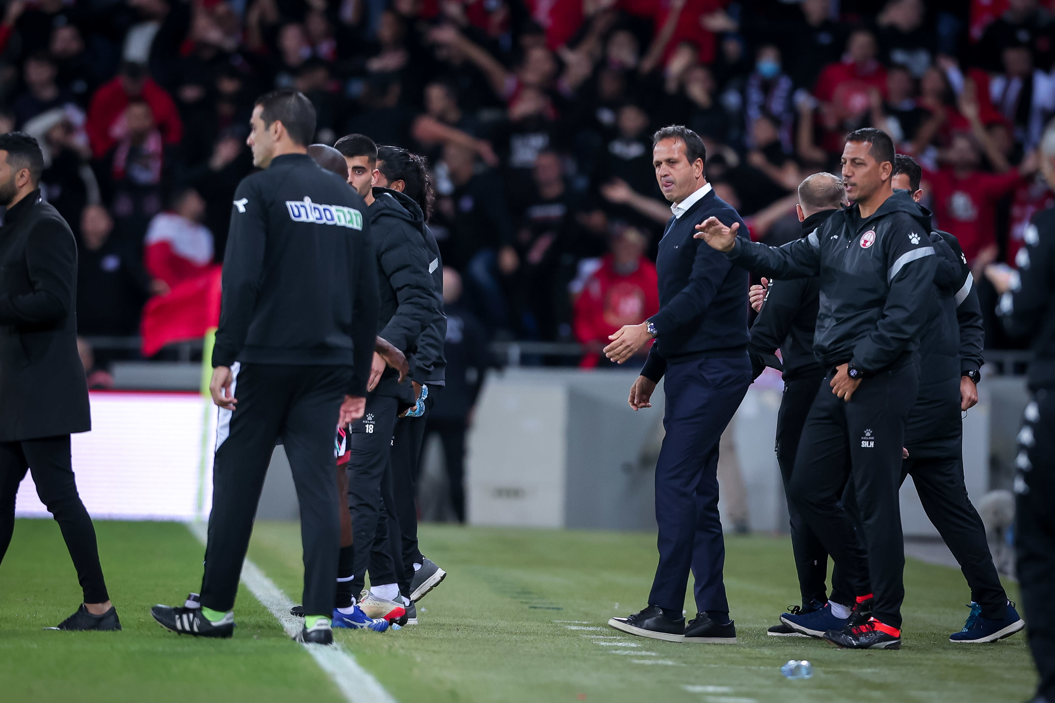 רוני לוי מאמן הפועל באר שבע עם מאמן השוערים שי הס