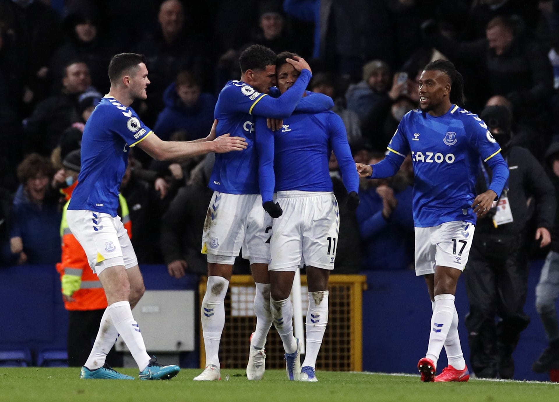 שחקני אברטון חוגגים עם דמראיי גריי