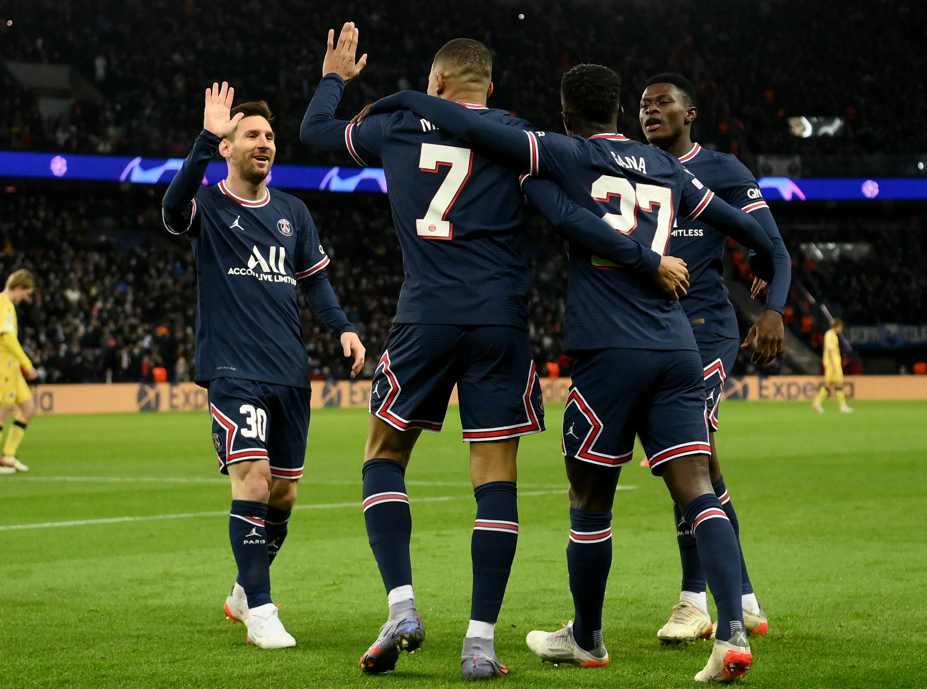 שחקני פריז סן ז'רמן חוגגים שער של קיליאן אמבפה