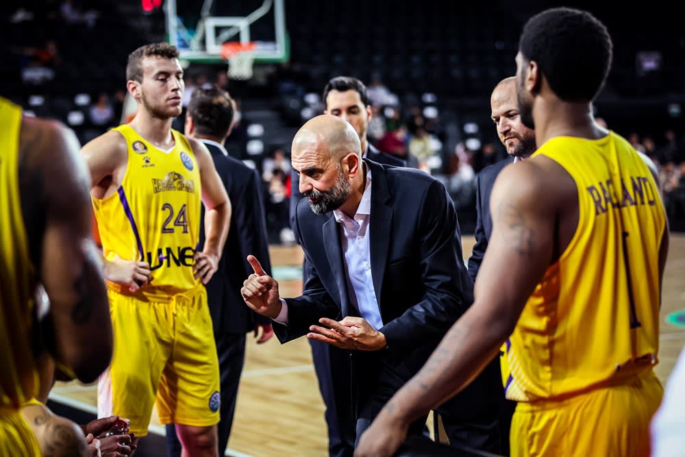 מאמן הפועל חולון מאוריציו בוסקאליה עם שחקניו