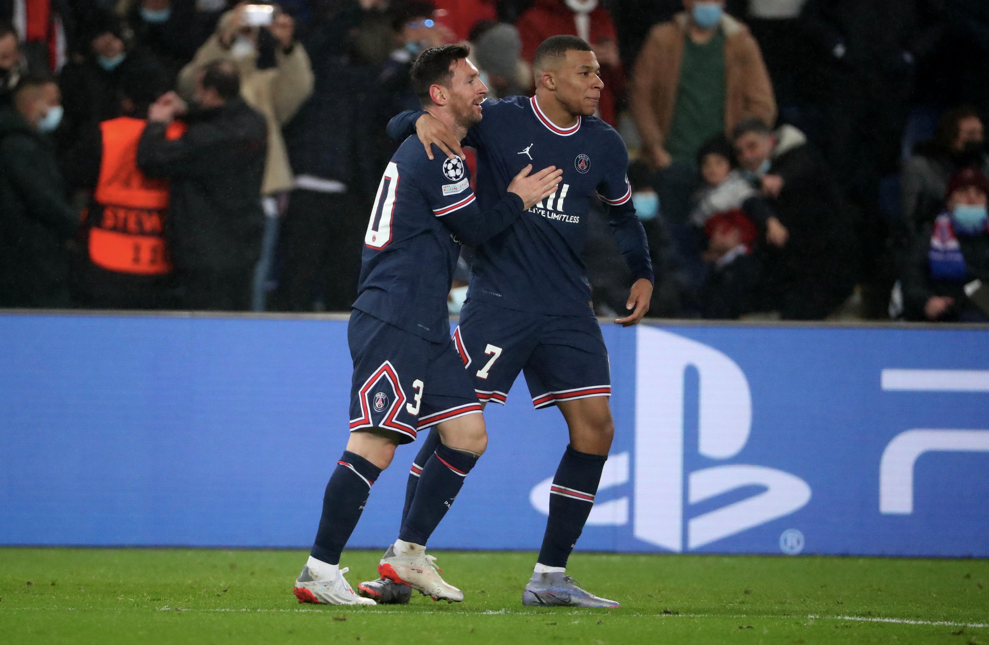 קיליאן אמבפה שחקן פריז סן ז'רמן עם ליאונל מסי