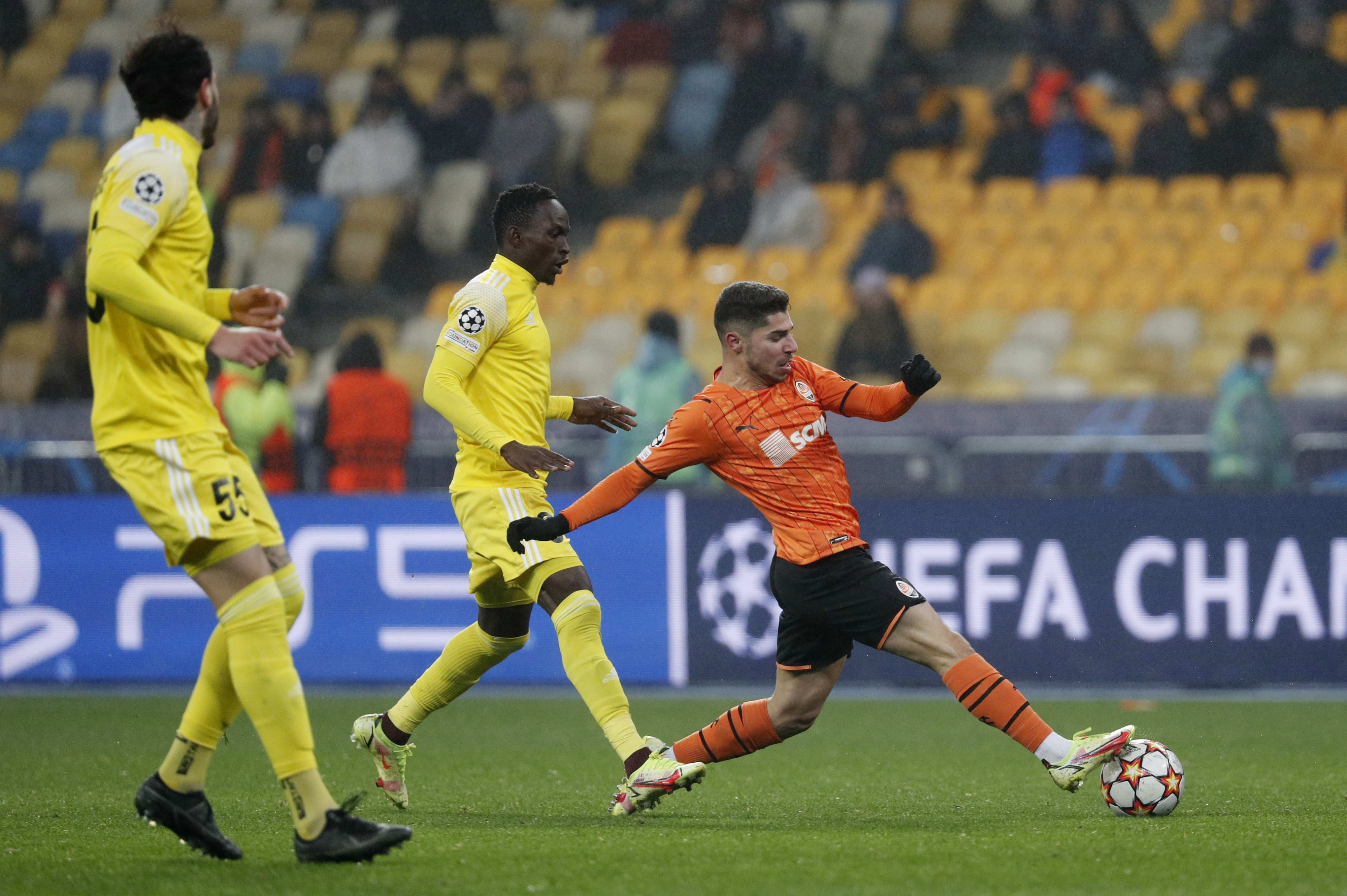 מנור סולומון שחקן שחטאר דונייצק מול אדאמה טראורה שחקן שריף טירספול