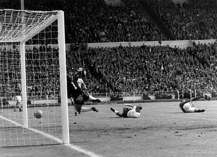 שחקן נבחרת אנגליה ג'ף הרסט מבקיע לרשת מערב גרמניה