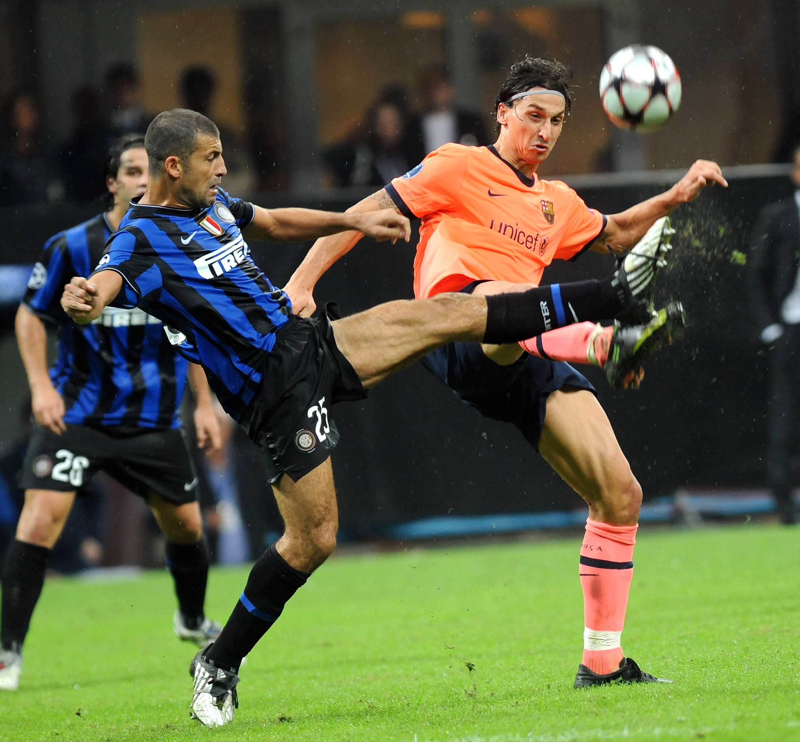 שחקן אינטר ב-2010 וולטר סמואל, מול זלאטן איברהימוביץ', שחקן ברצלונה