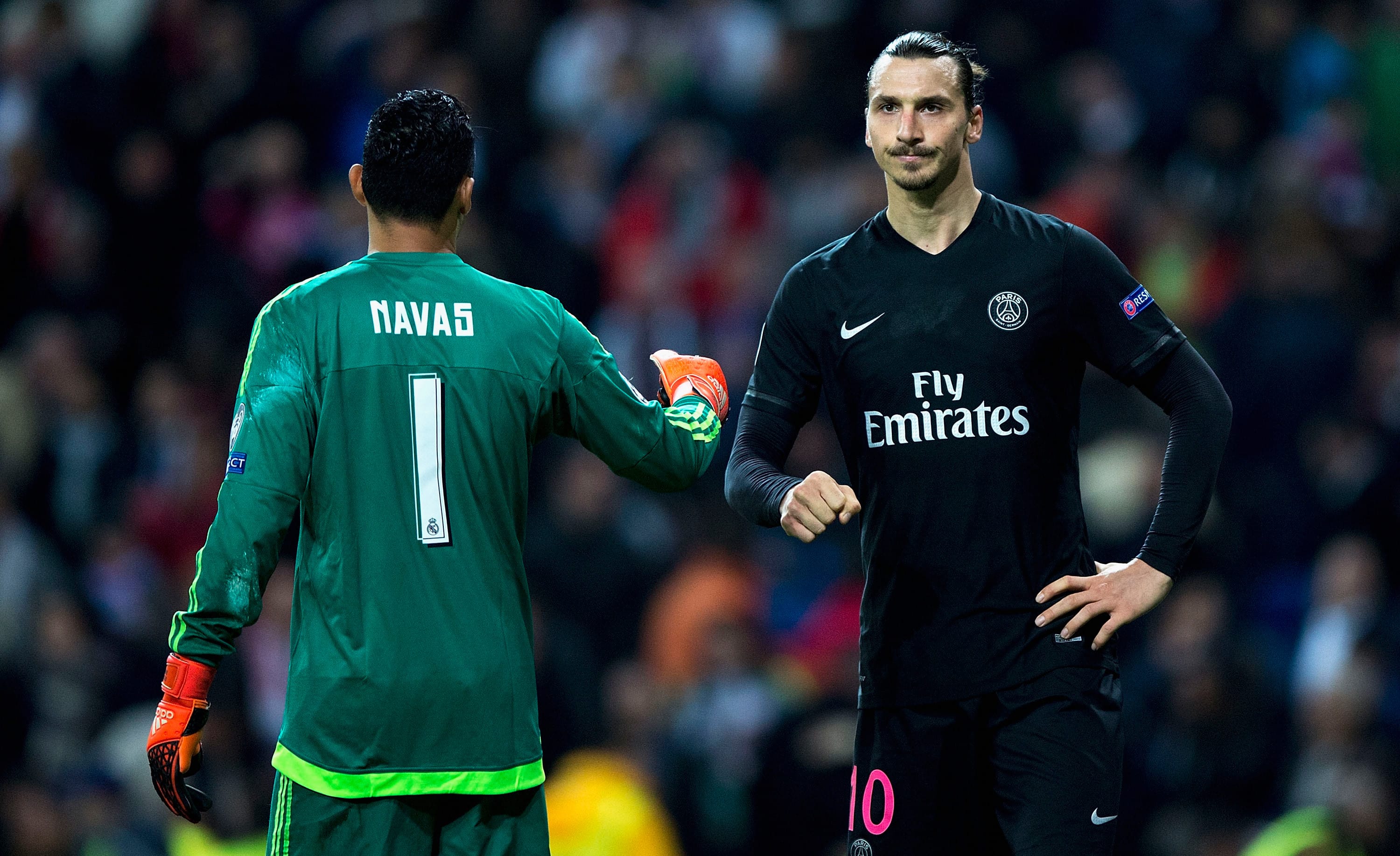 שחקן פריז סן ז'רמן ב-2015, זלאטן איברהימוביץ', ליד שוער ריאל מדריד קיילור נבאס