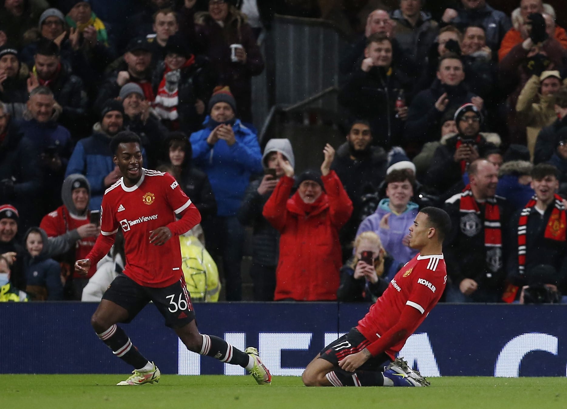 שחקן מנצ'סטר יונייטד מייסון גרינווד עם אנתוני אלנגה