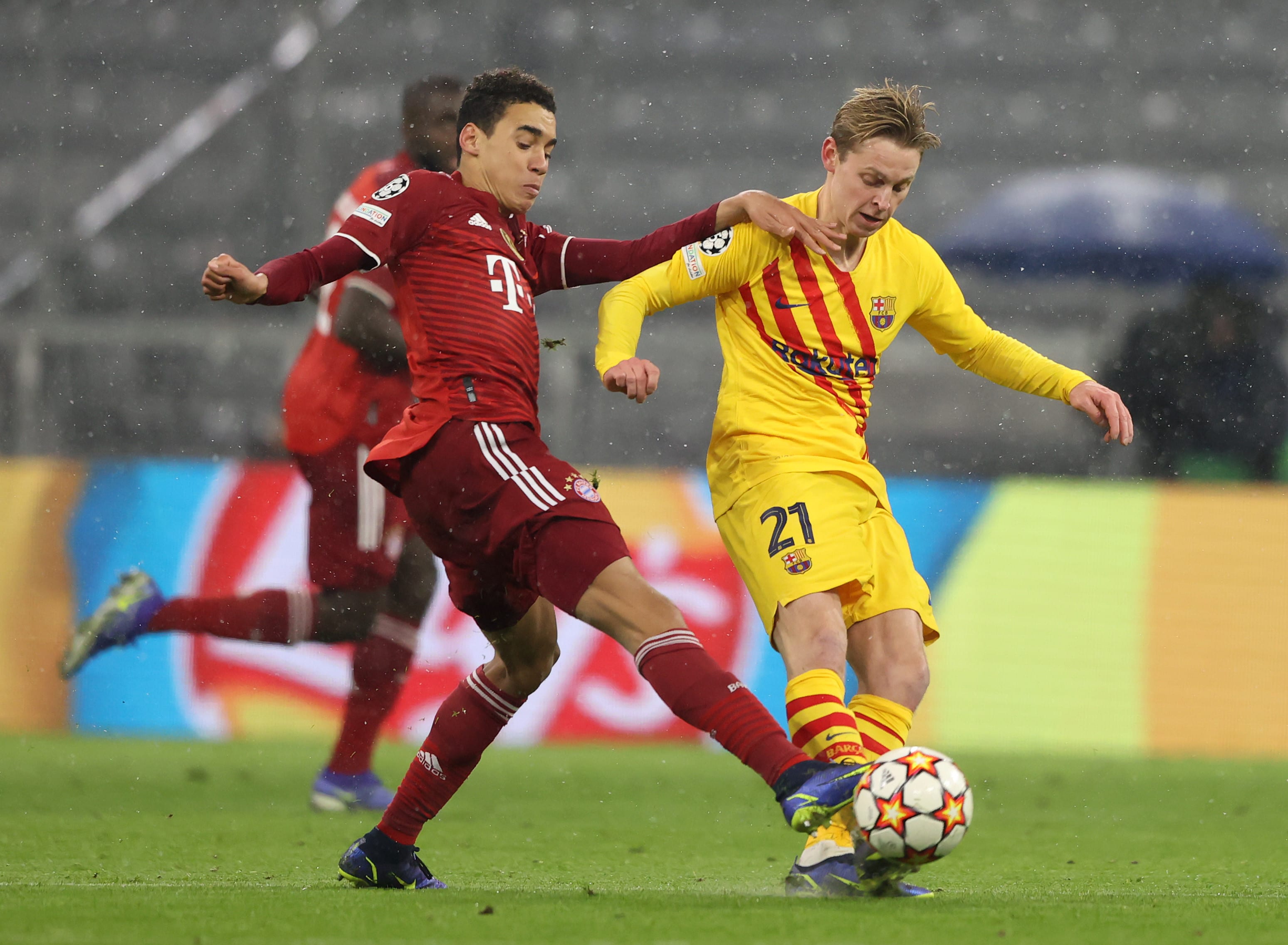 שחקן ברצלונה פרנקי דה יונג מול שחקן באיירן מינכן ג'מאל מוסיאלה