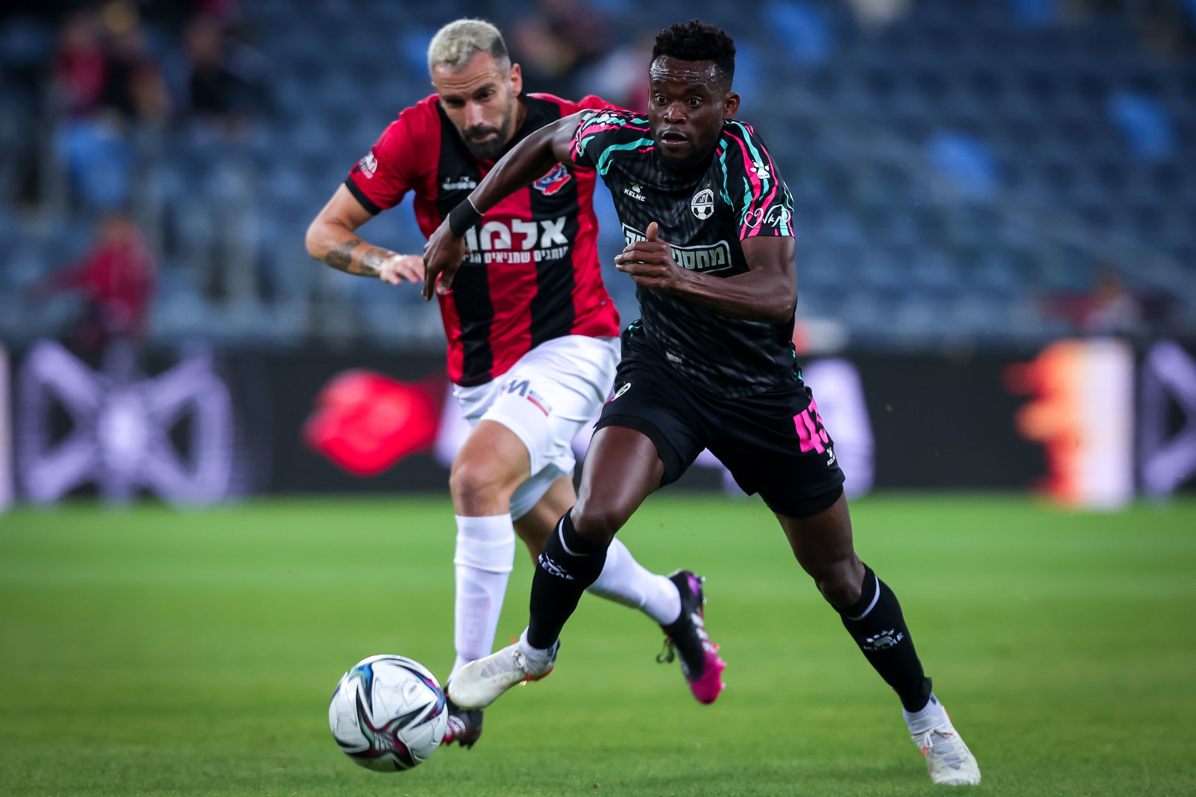 יוג'ין אנסה שחקן הפועל באר שבע לפני ניסו קפילוטו שחקן הפועל חיפה