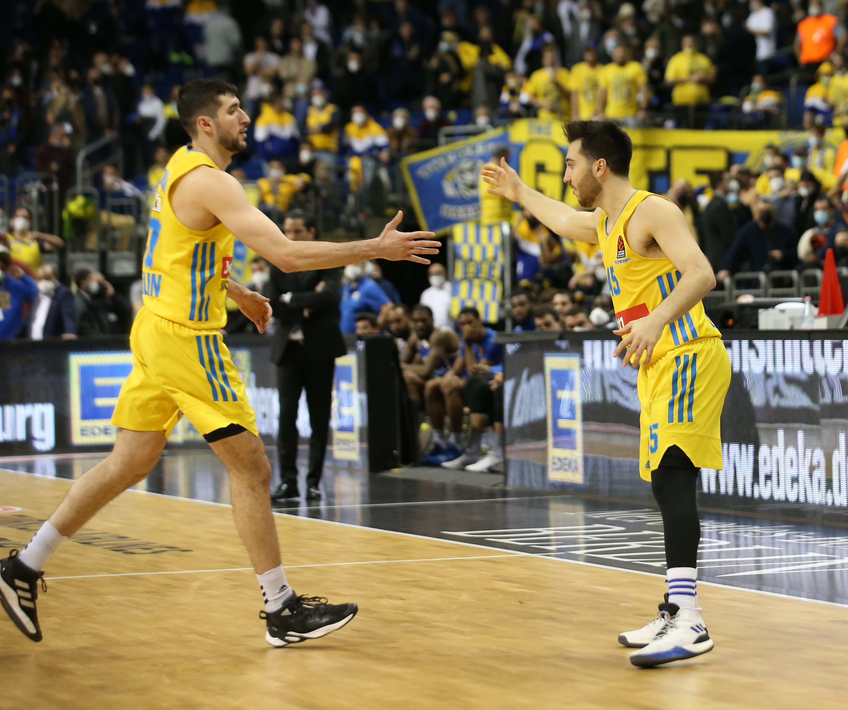 יובל זוסמן שחקן אלבה ברלין עם תמיר בלאט