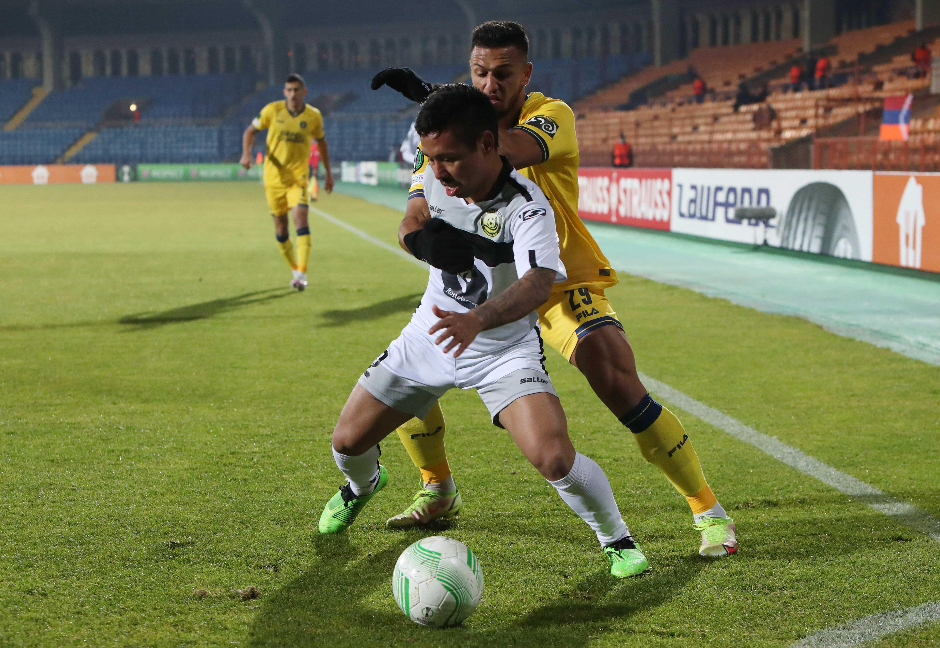 שחקן מכבי תל אביב, אילון אלמוג מול שחקן אלשקרט, טיאגו קאמטה