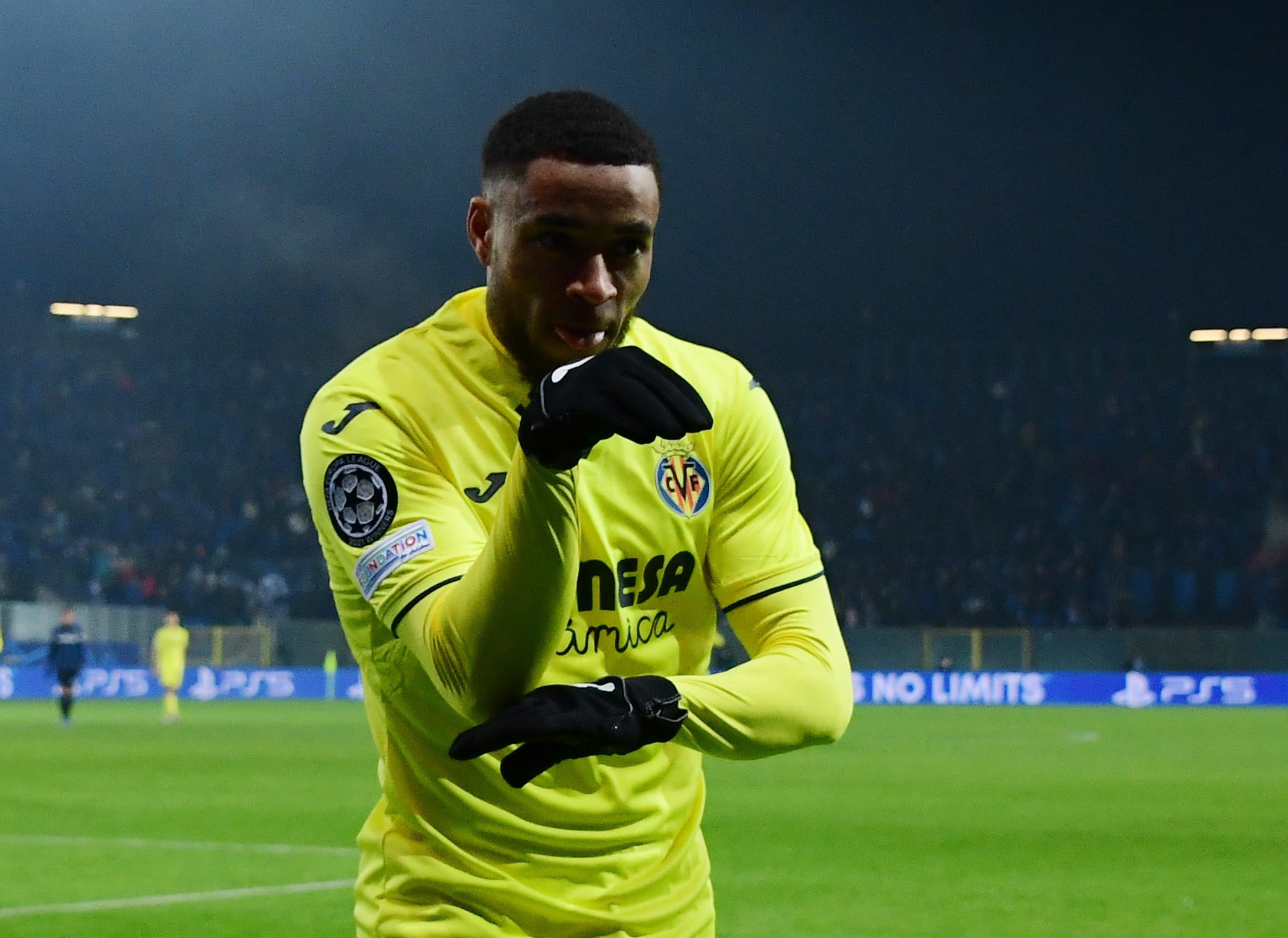 ארנאוט דנג'ומה שחקן ויאריאל חוגג שער