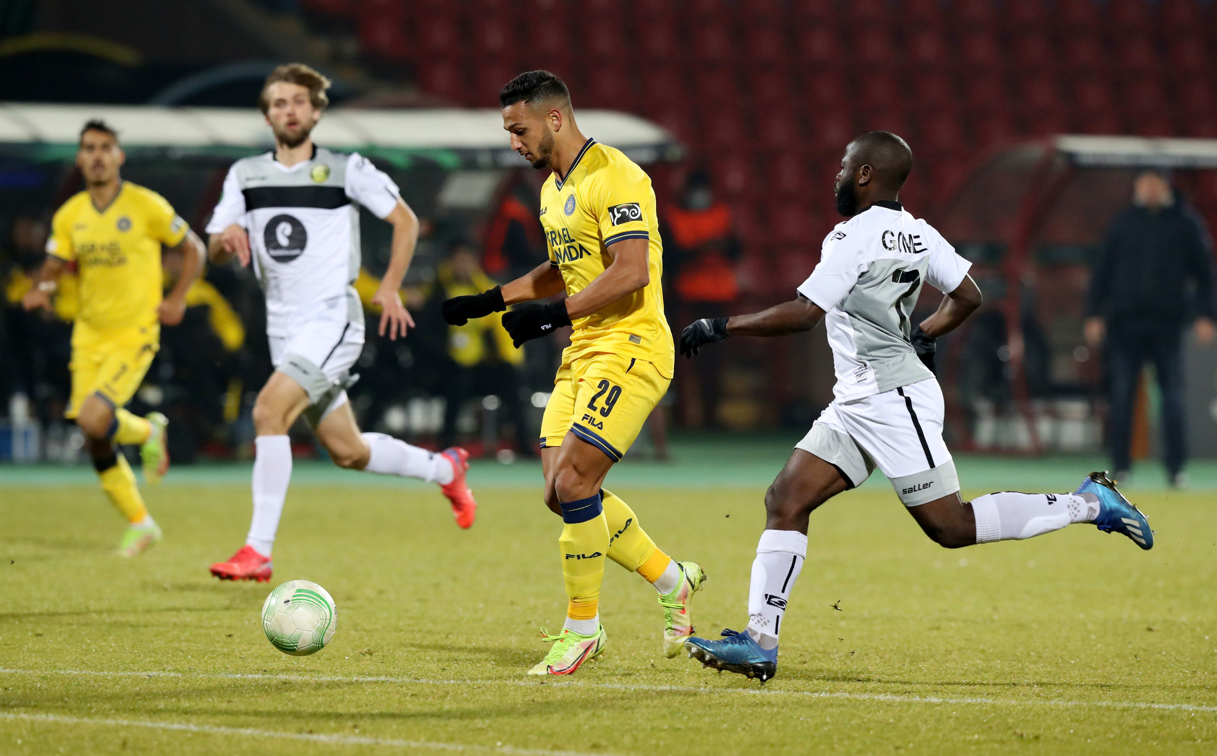 שחקן מכבי תל אביב אילון אלמוג, מול אלשקרט