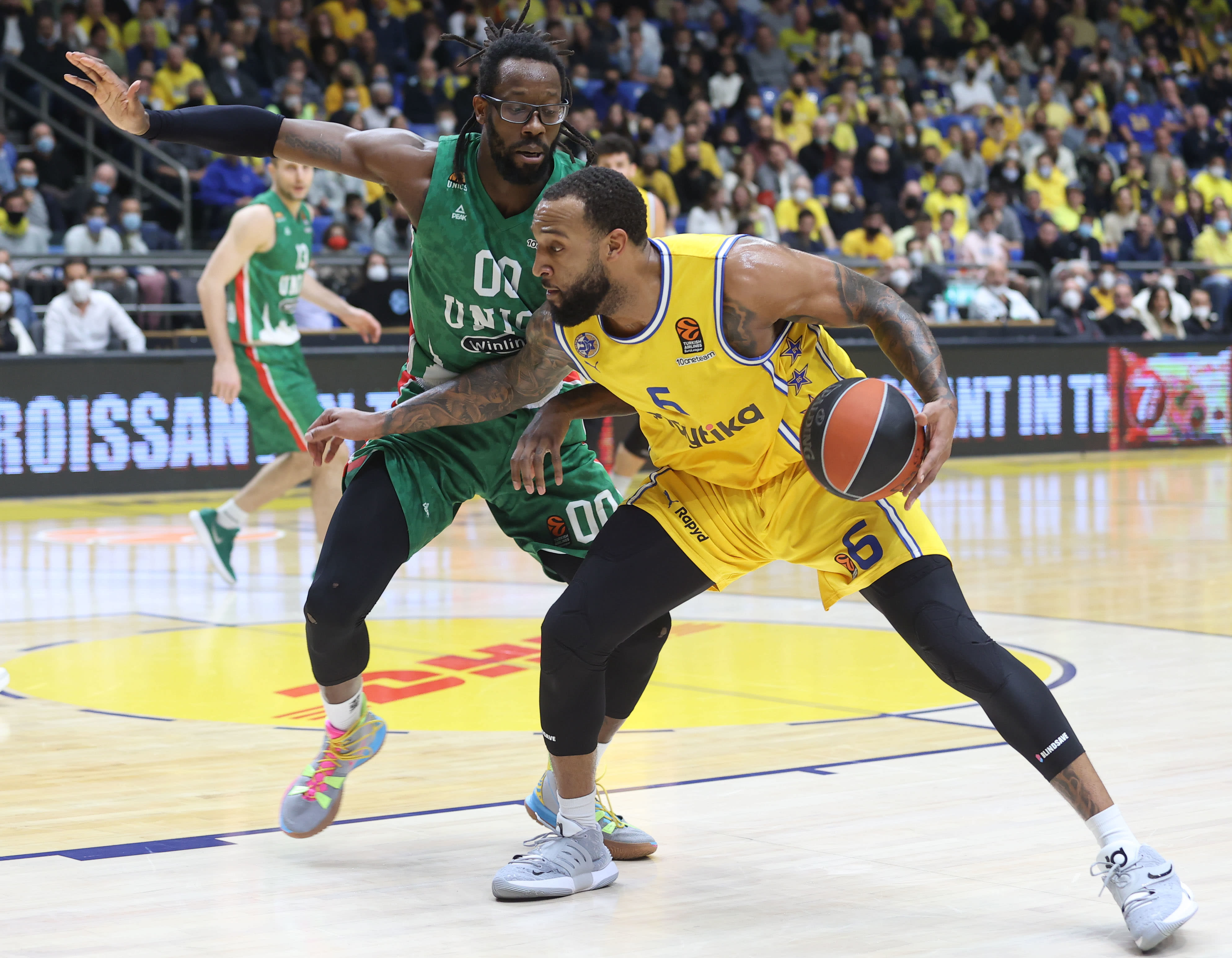 שחקן מכבי תל אביב דרק וויליאמס מול שחקן קאזאן ג'ון בראון