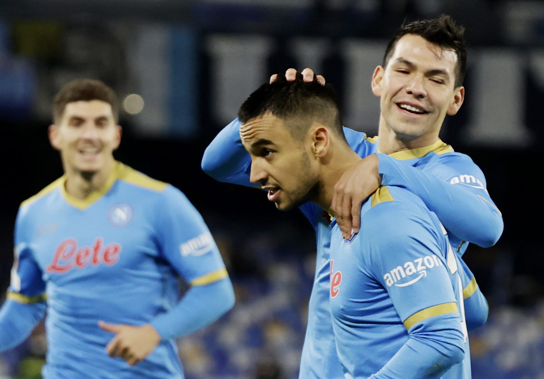 אדם אונאס שחקן נאפולי חוגג שער, מאחוריו הירווינג לוסאנו