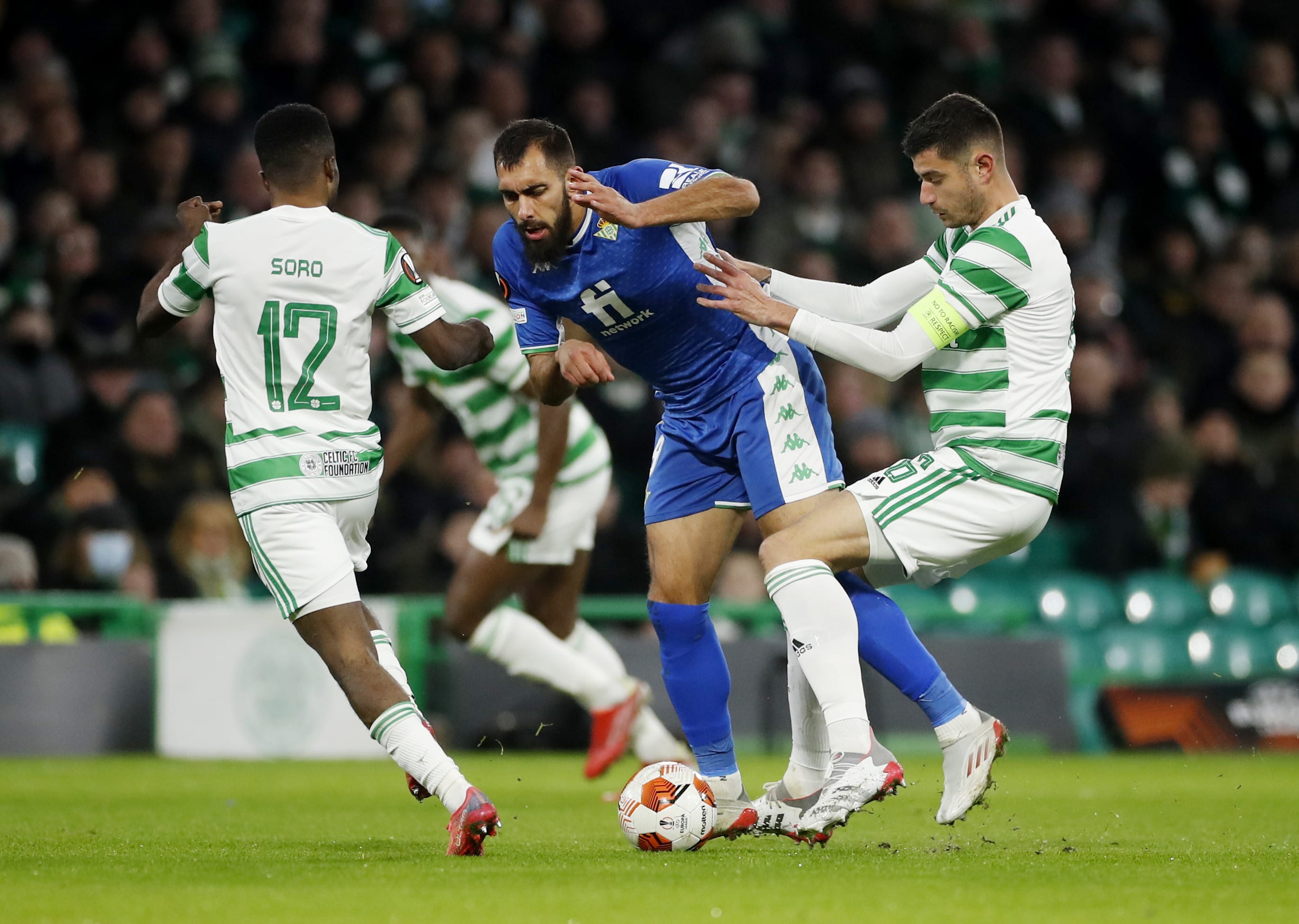 ניר ביטון שחקן סלטיק עם סרט הקפטן מול בורחה איגלסיאס שחקן בטיס