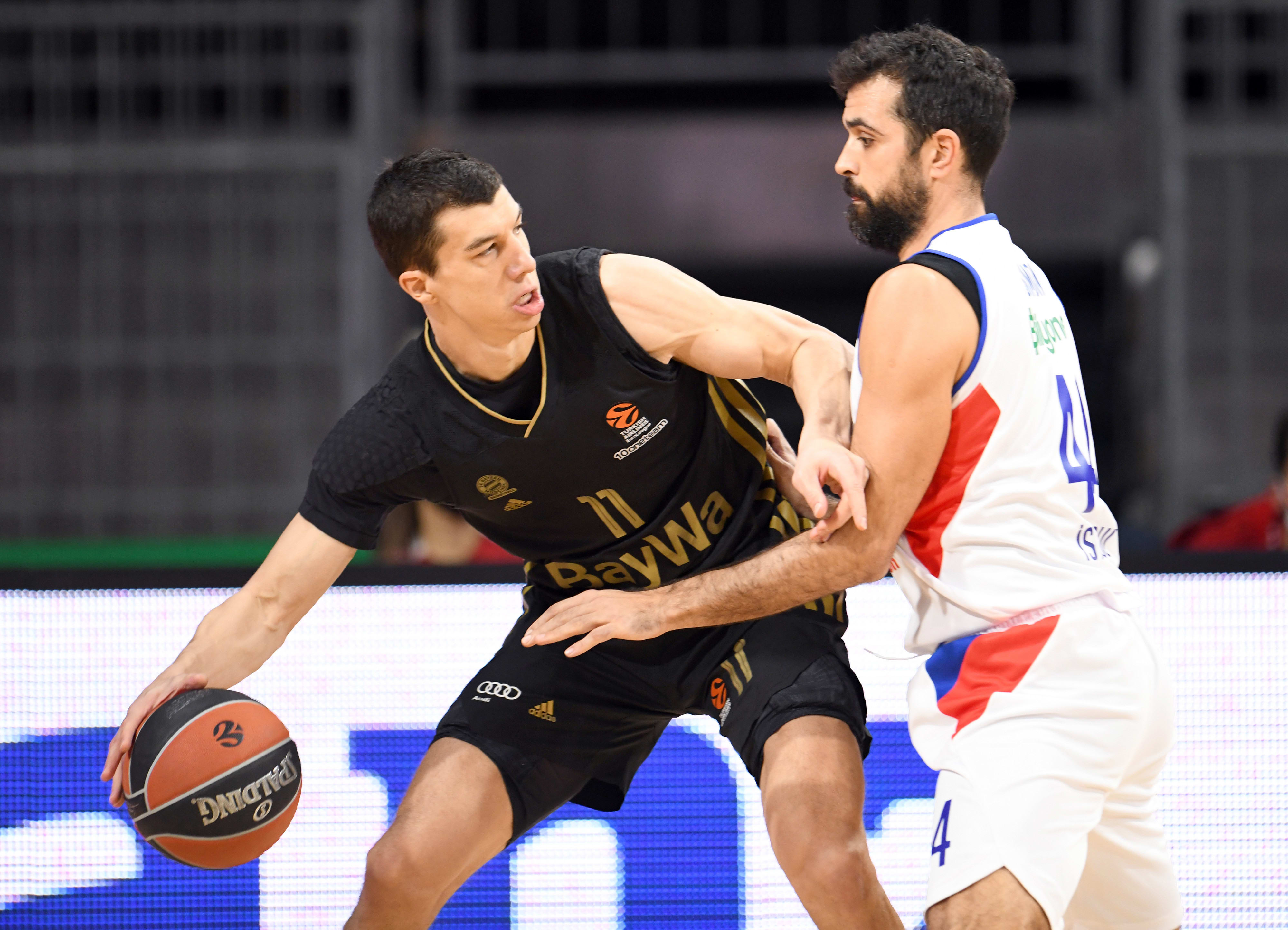 ולדימיר לוצ'יץ' שחקן באיירן מינכן מול קרונוסלב סימון שחקן אנאדולו אפס