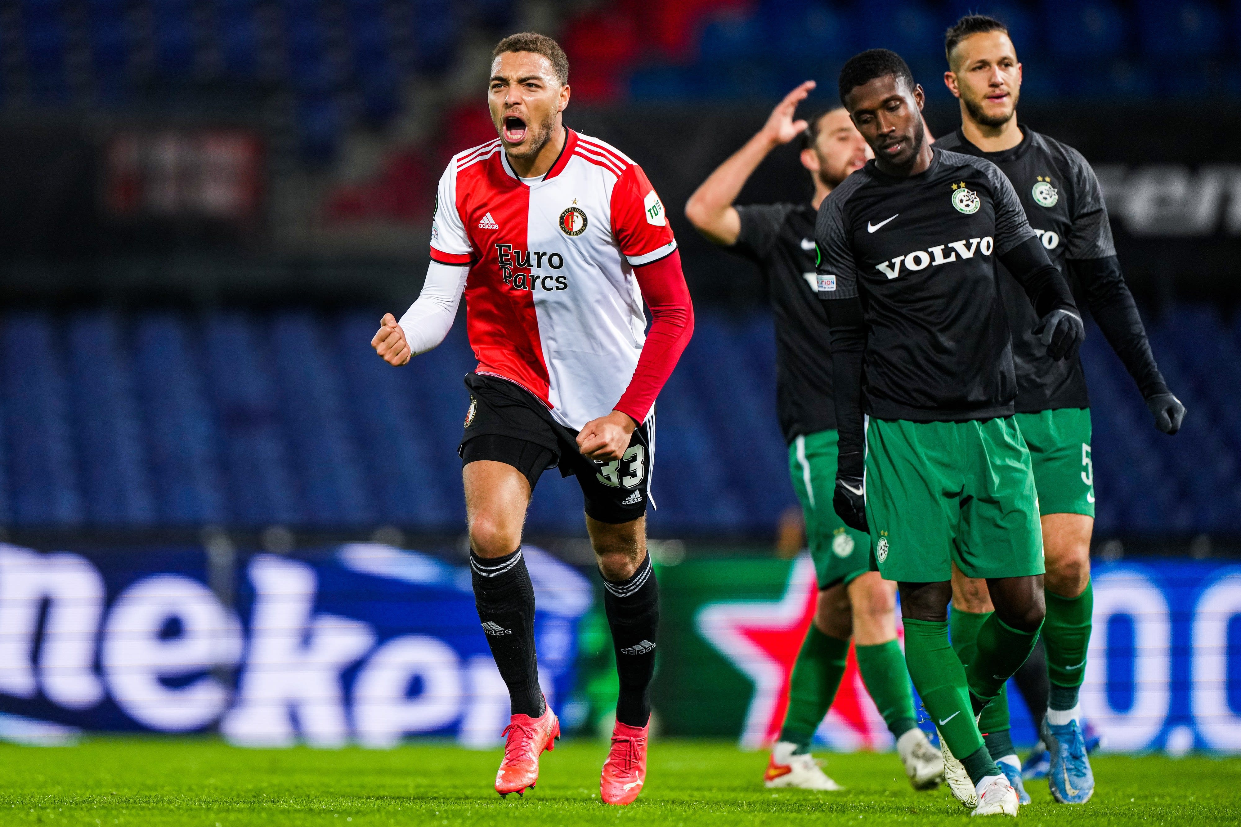 שחקן פיינורד, סיריל דסרס ליד שחקן מכבי חיפה, טאלב טואטחה