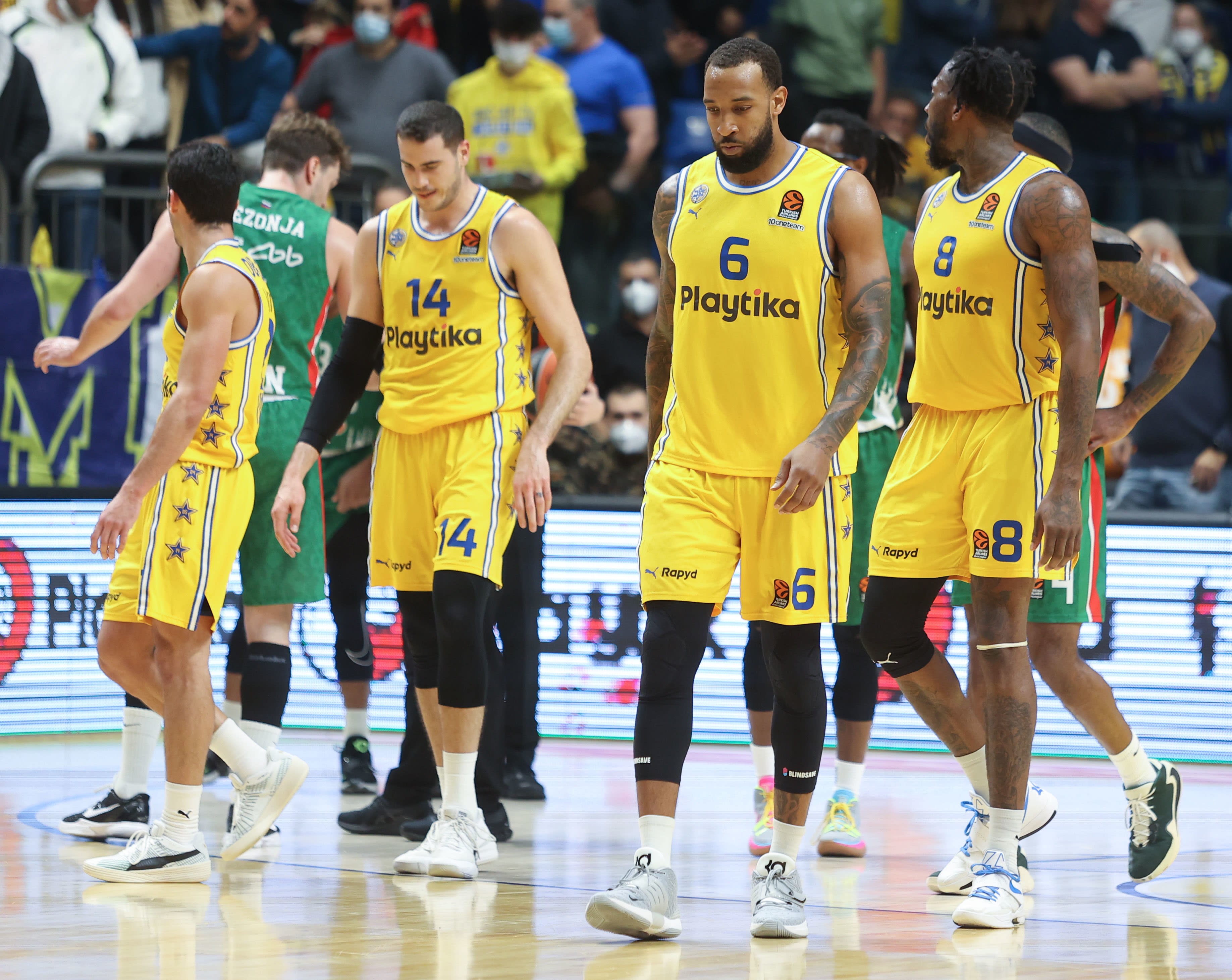 שחקן מכבי תל אביב דרק וויליאמס עם עוז בלייזר, ג'יילן ריינולדס