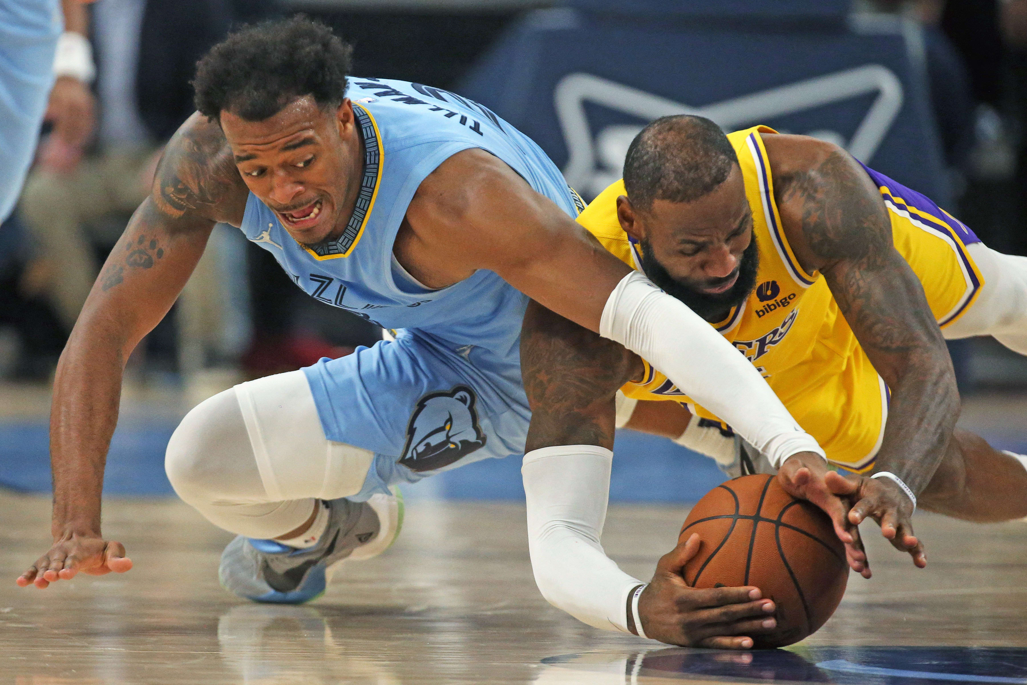 לברון ג'יימס במשחק של לוס אנג'לס לייקרס מול ממפיס גריזליס