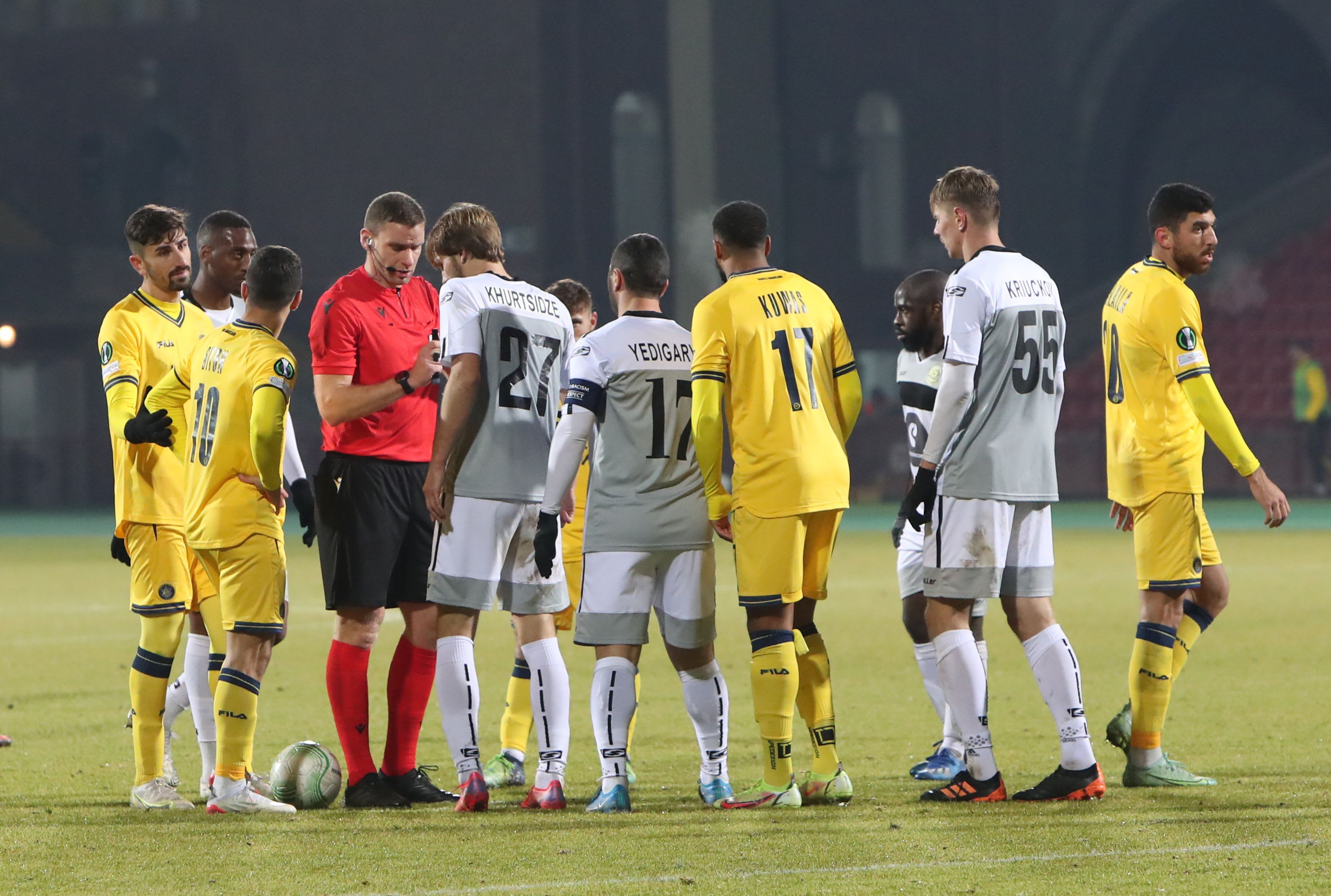 שחקני אלשקרט ליד שחקני מכבי תל אביב