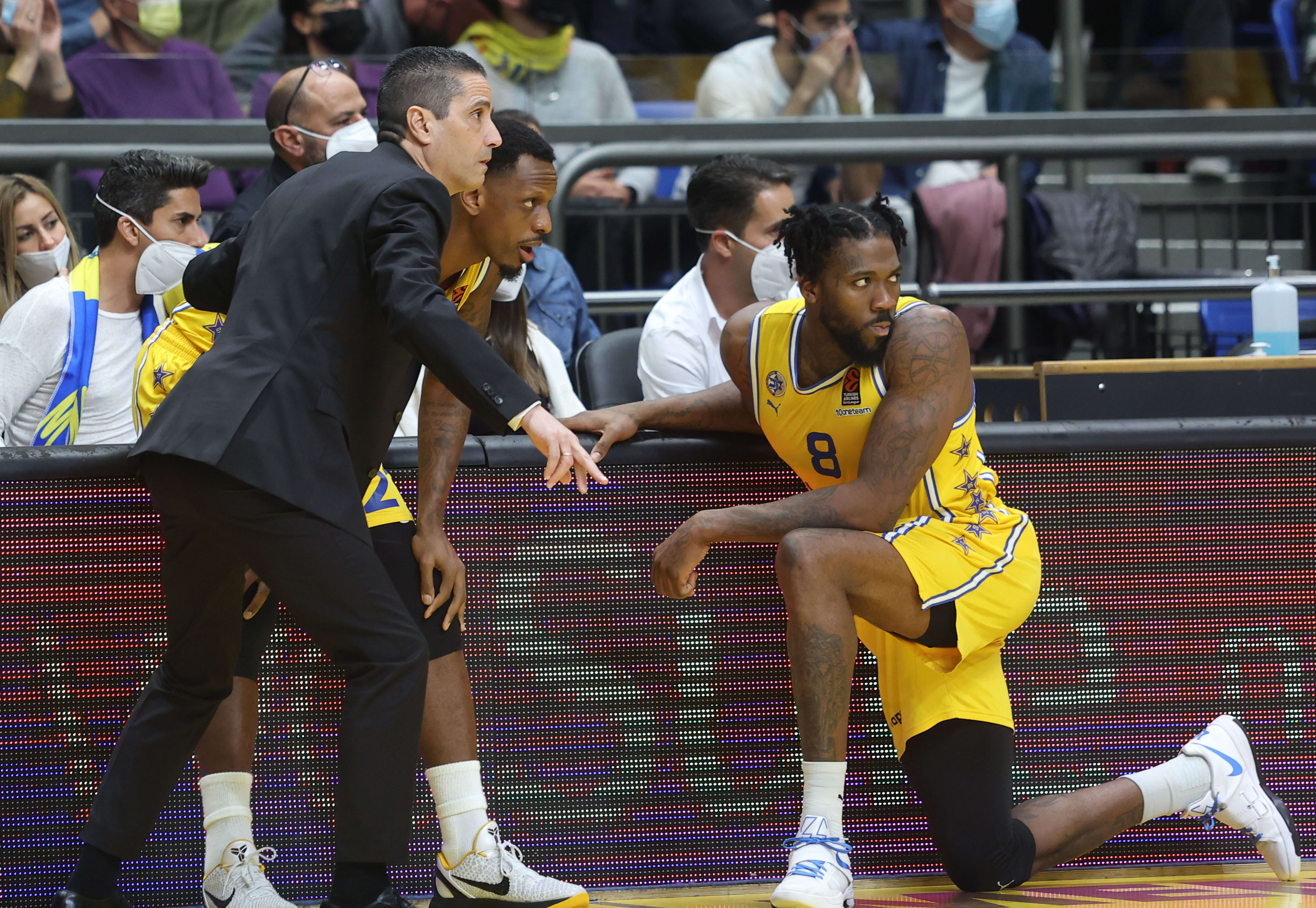 מאמן מכבי תל אביב יאניס ספרופולוס עם ג'יימס נאנלי, ג'יילן ריינולדס