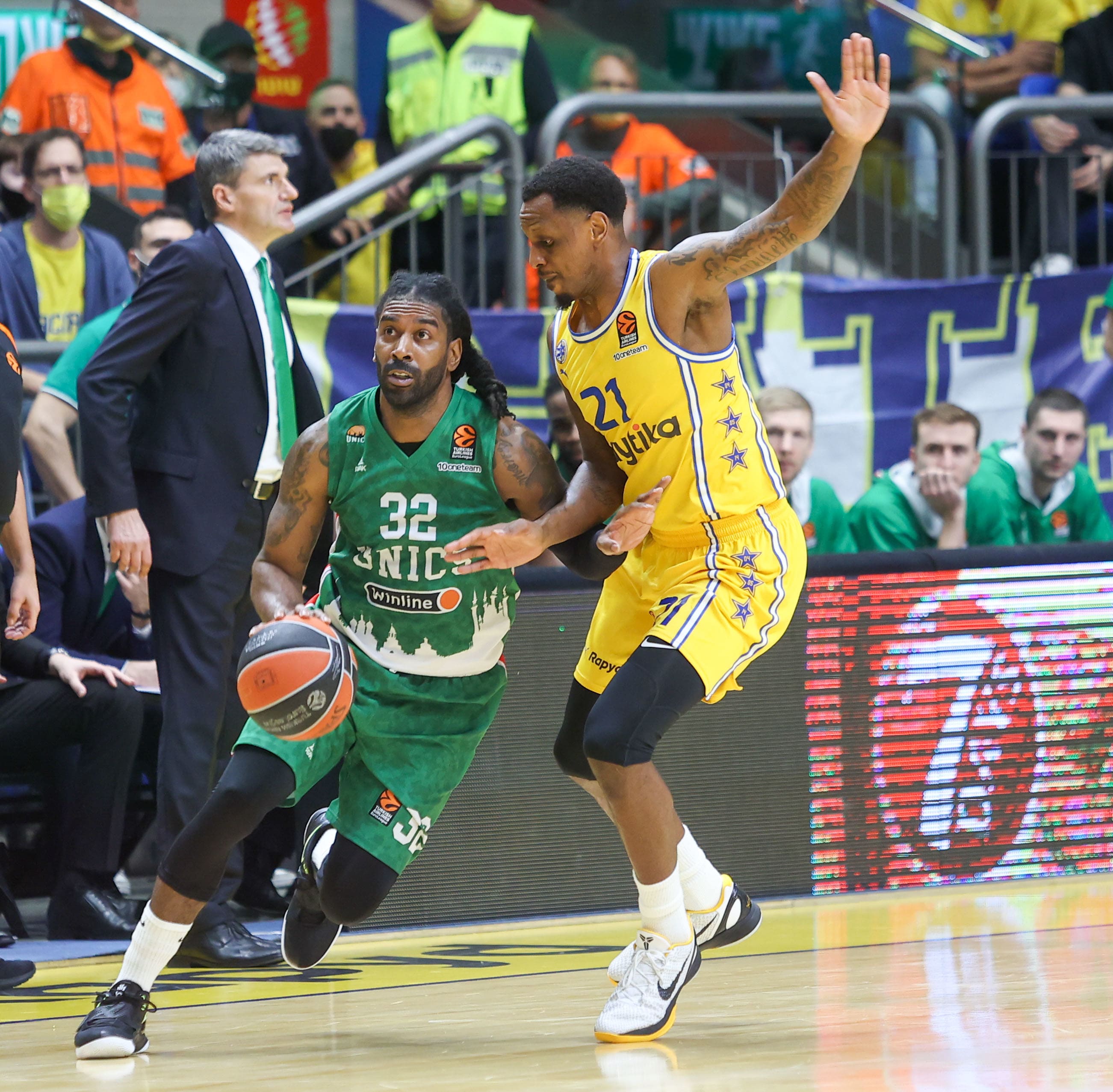 שחקן קאזאן או. ג'יי. מאיו מול שחקן מכבי תל אביב ג'יימס נאנלי