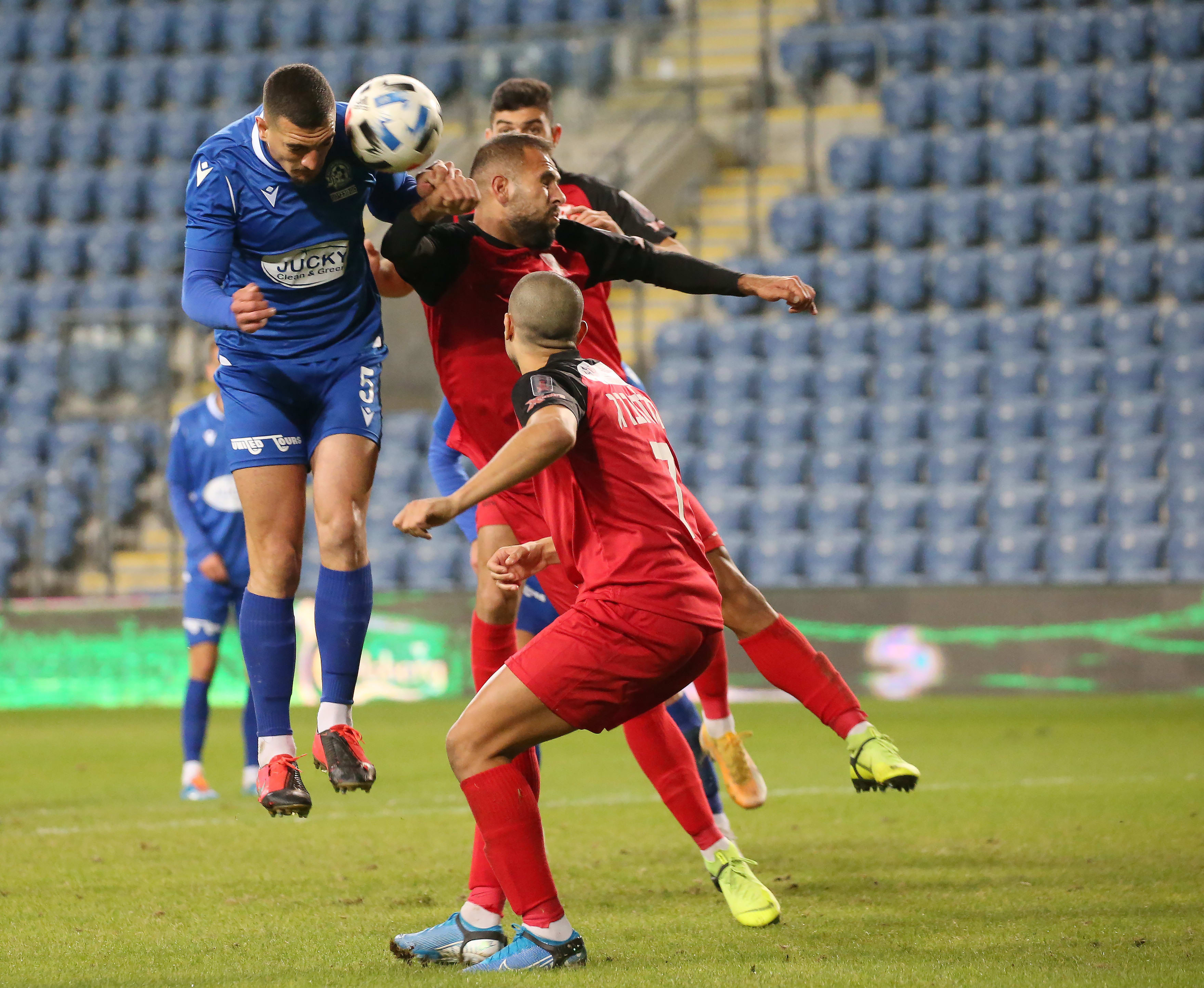 אור בלוריאן שחקן מכבי פתח תקוה נוגח מול יזן נסאר שחקן בני סכנין